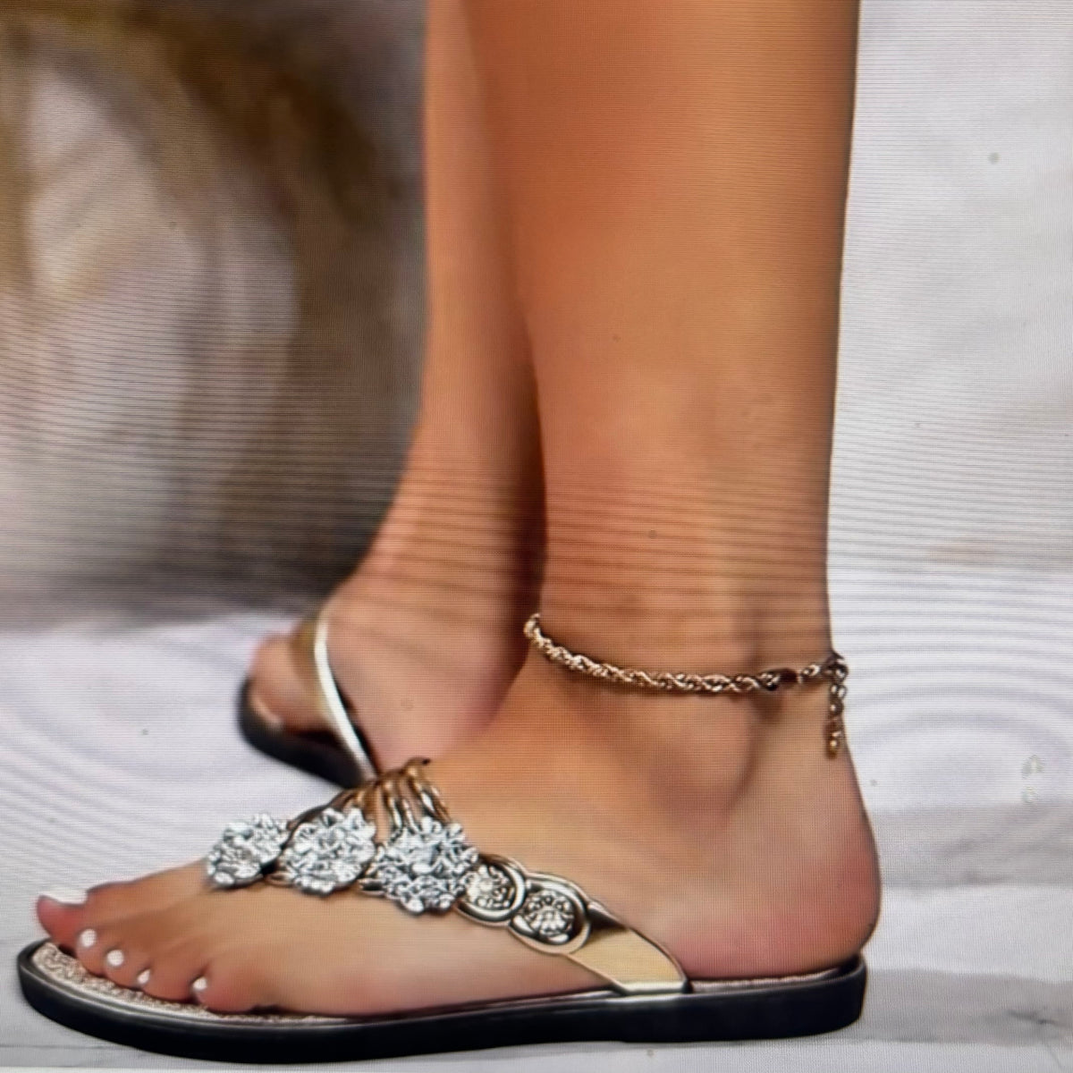 ✨ TONGS / SANDALES BIJOUX DORÉES – STYLE LUXE & ULTRA TENDANCE ✨