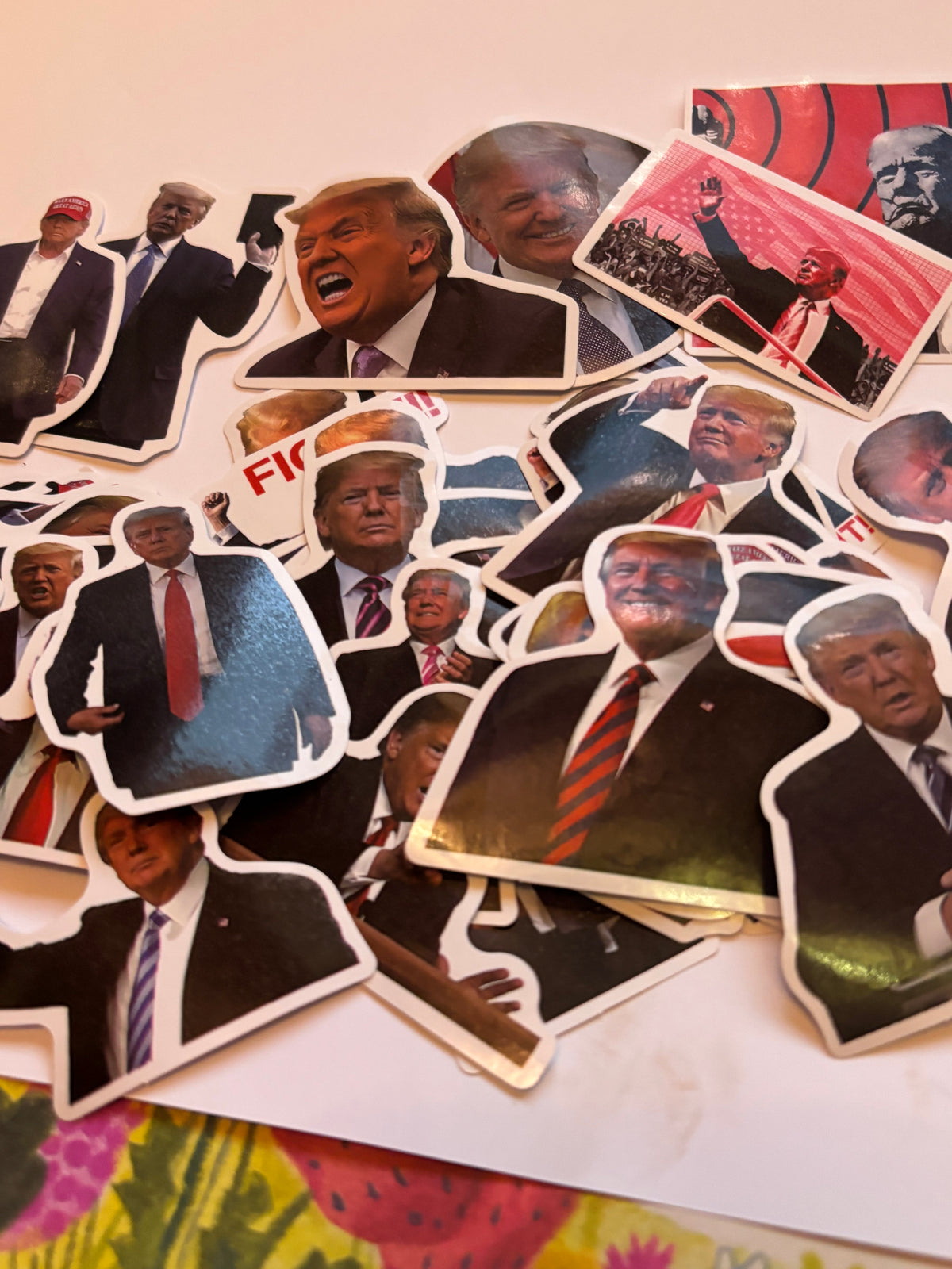 Lot de 50 Autocollants Donald Trump - Stickers Découpés Qualité Glacée