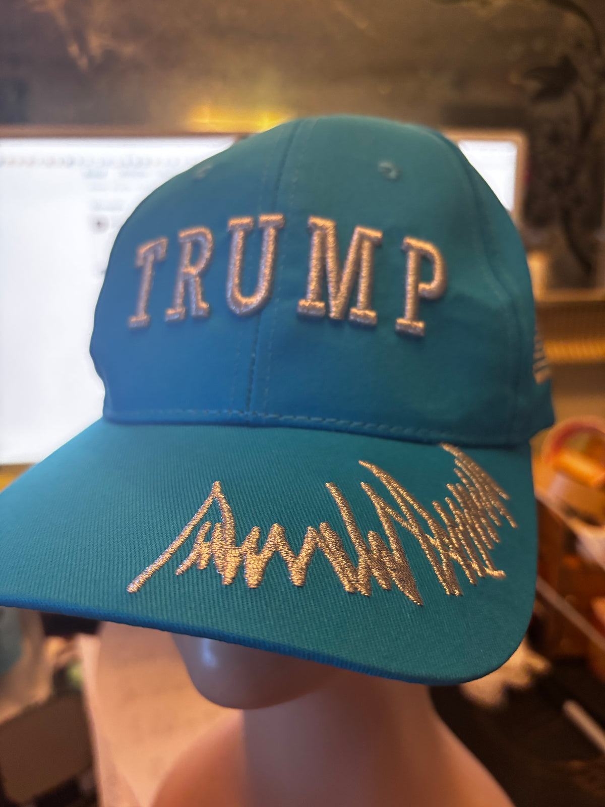 CASQUETTE TRUMP – ÉDITION BRODÉE BLEU TURQUOISE
