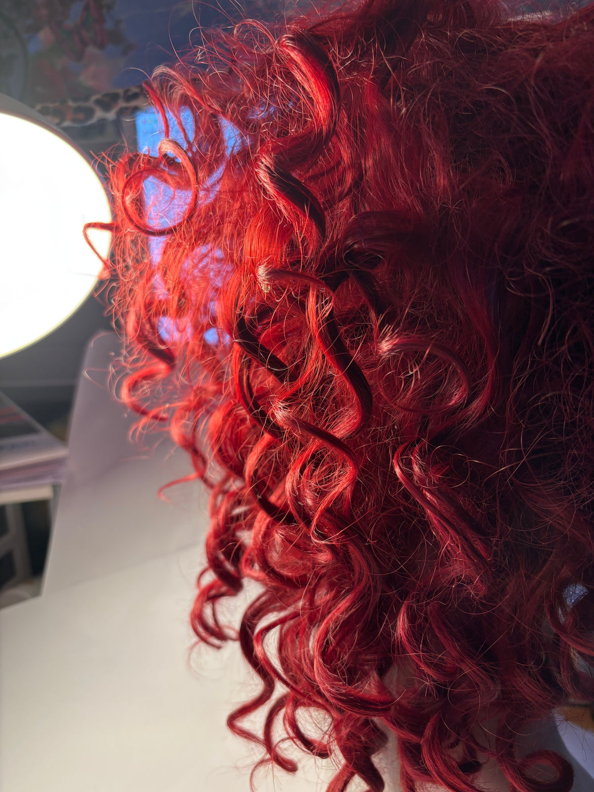 Perruque rousse bouclée – volume glamour