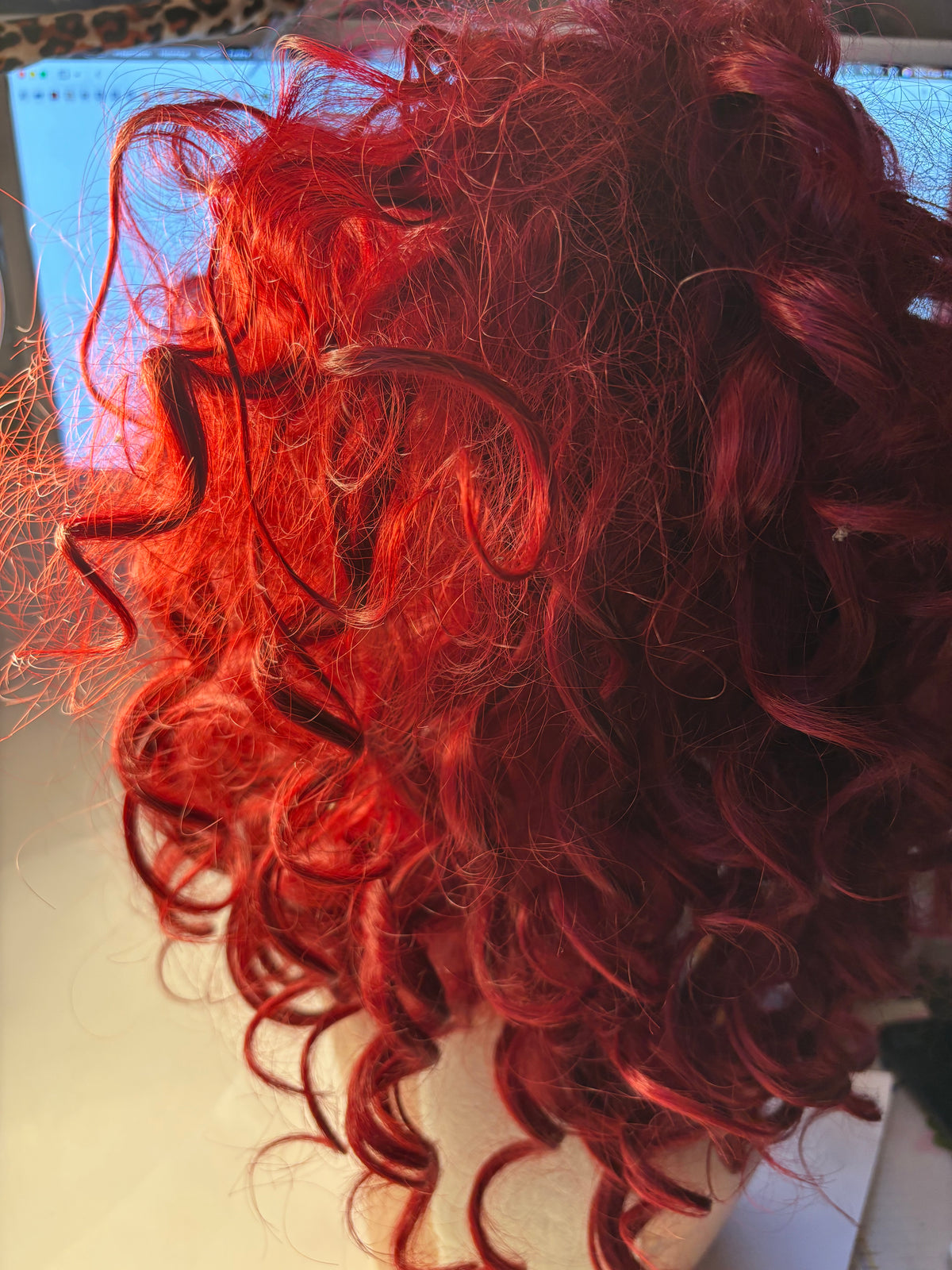 Perruque rousse bouclée – volume glamour