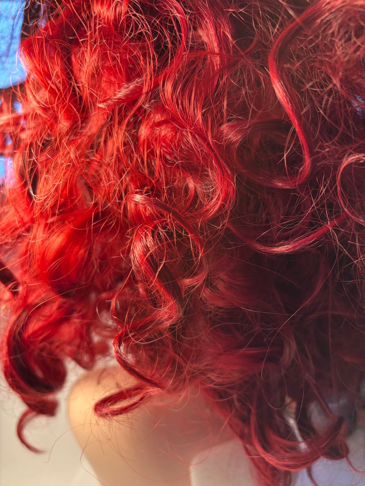 Perruque rousse bouclée – volume glamour