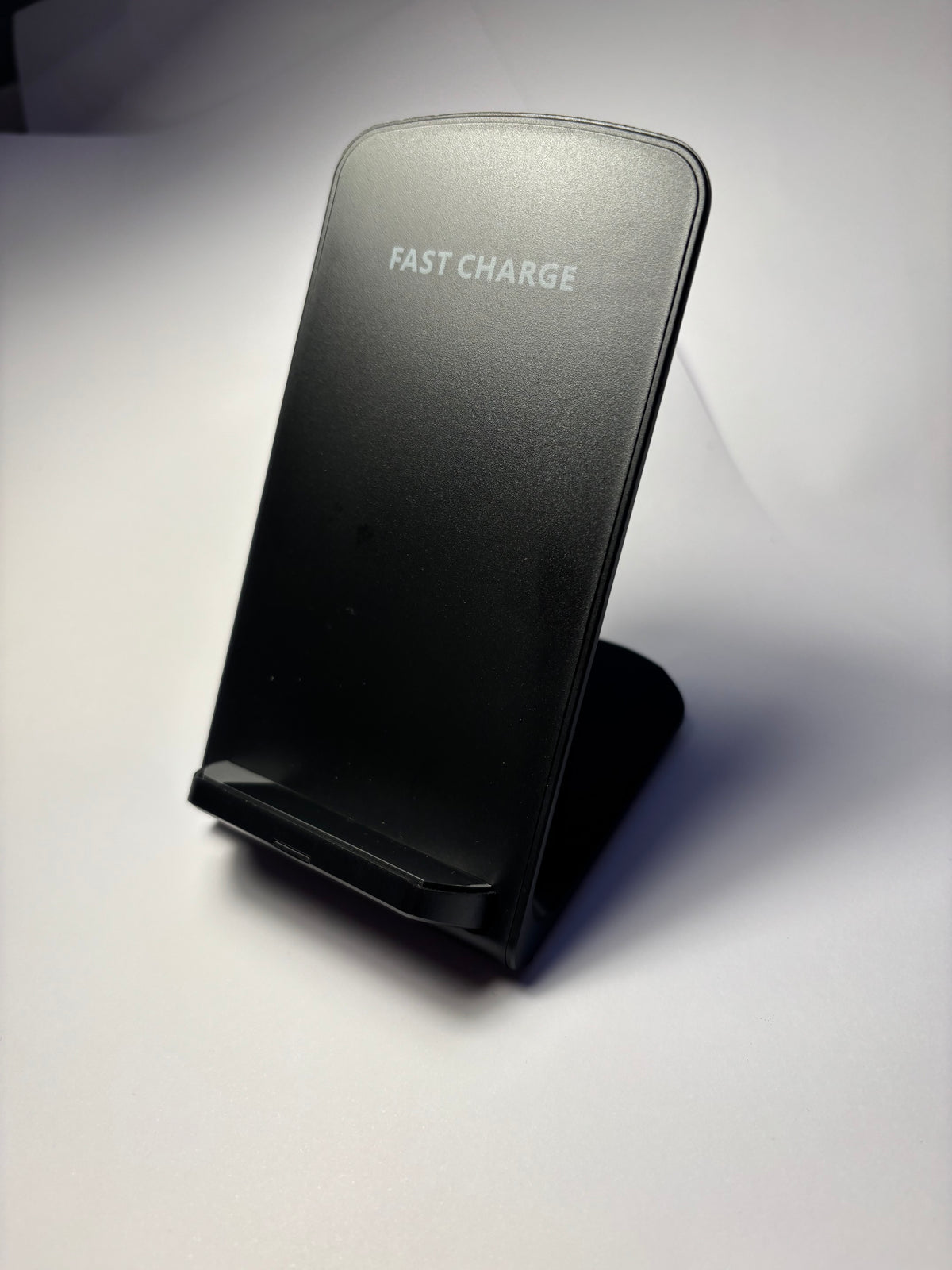 CHARGEUR SANS FIL FAST CHARGE – SUPPORT INCLINÉ