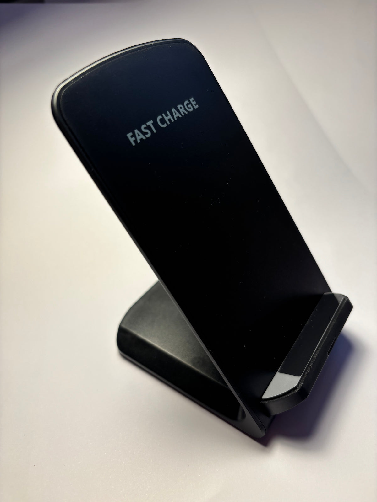CHARGEUR SANS FIL FAST CHARGE – SUPPORT INCLINÉ