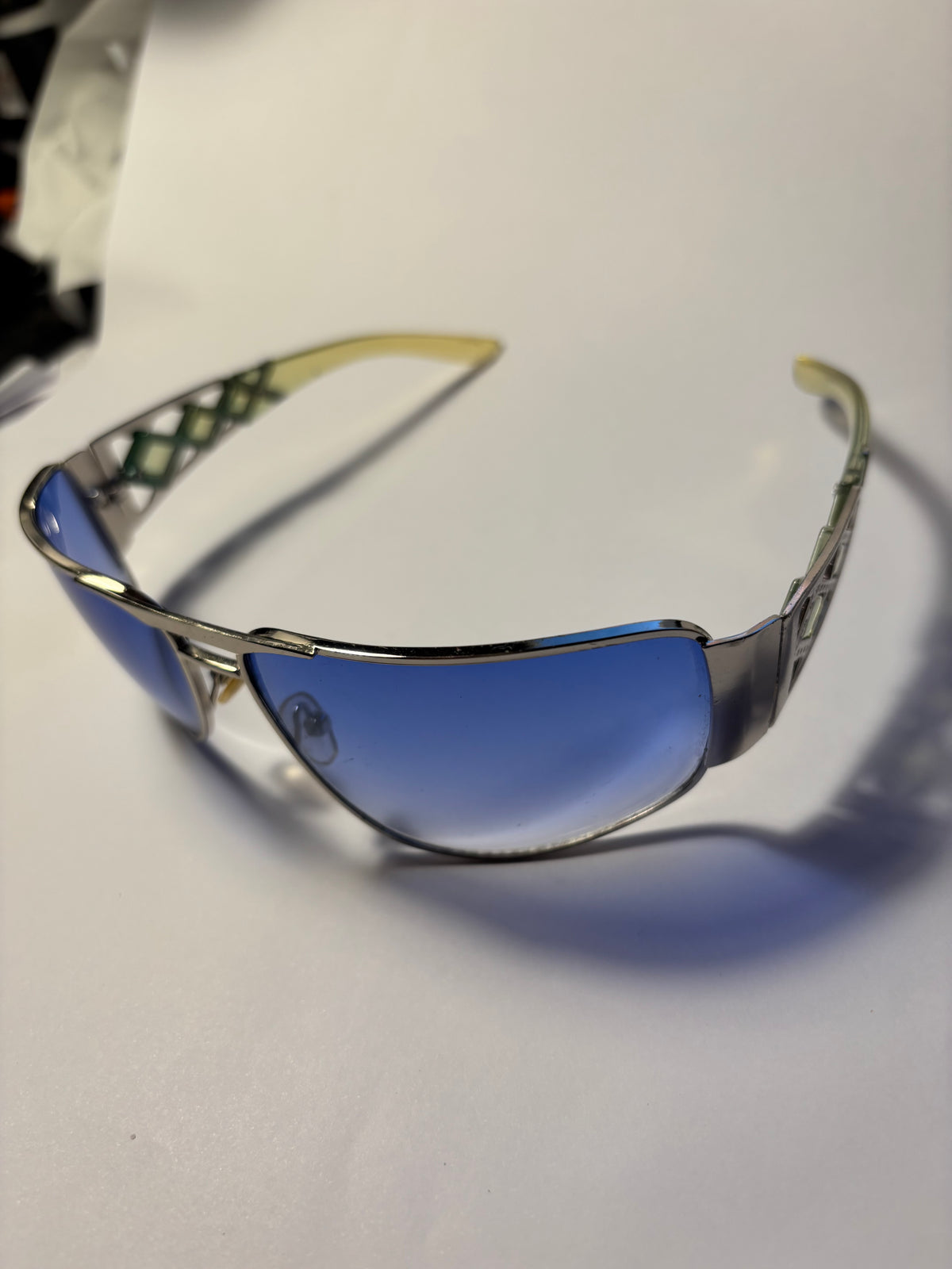Lunettes verres bleutés – Voir le monde autrement