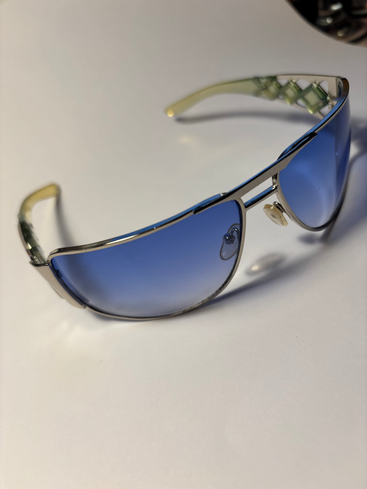Lunettes verres bleutés – Voir le monde autrement