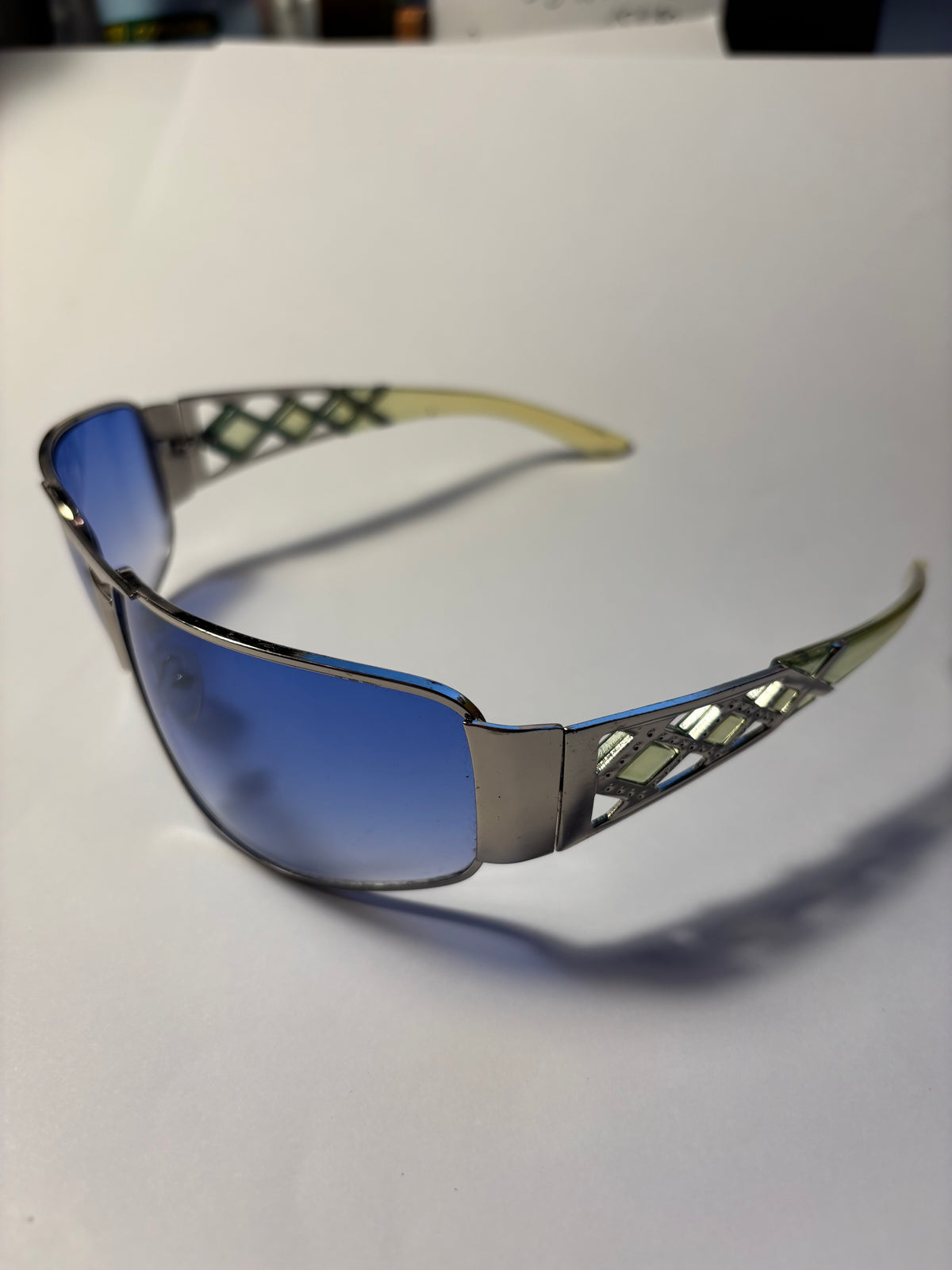 Lunettes verres bleutés – Voir le monde autrement