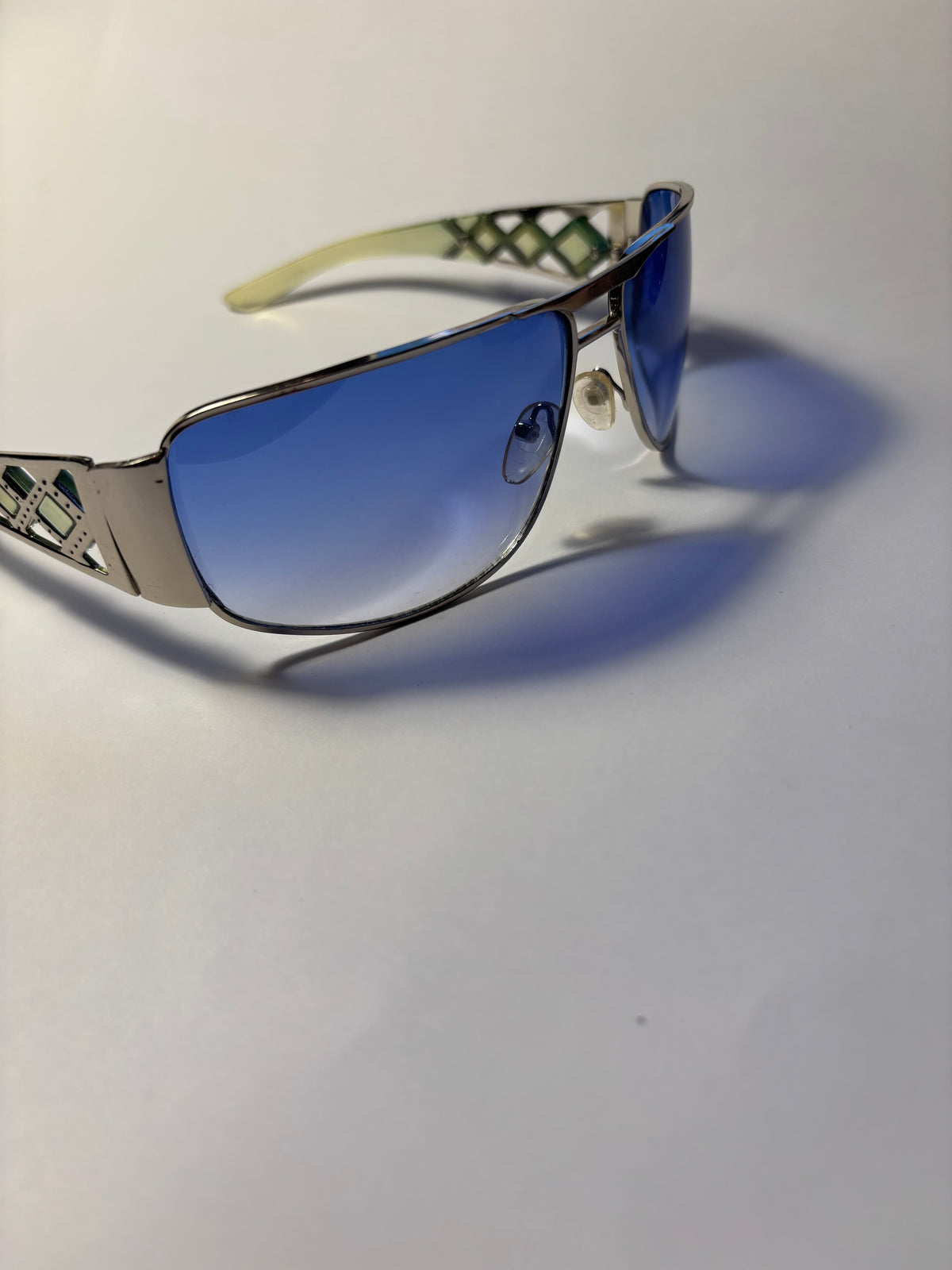 Lunettes verres bleutés – Voir le monde autrement