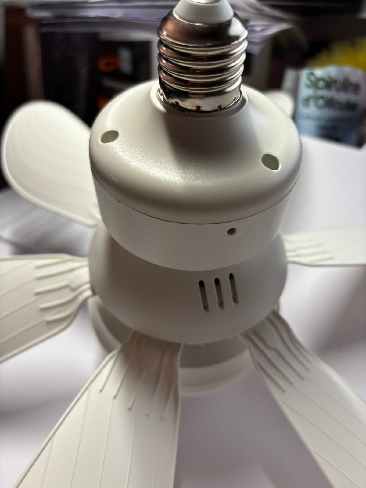 Ventilateur de Plafond LED avec Télécommande — Silencieux, 6 Pales, 3 Vitesses