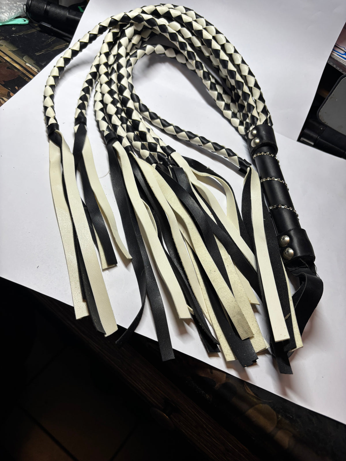 FOUET TRESSÉ NOIR & BLANC – GRAND MODÈLE 76 CM ✨