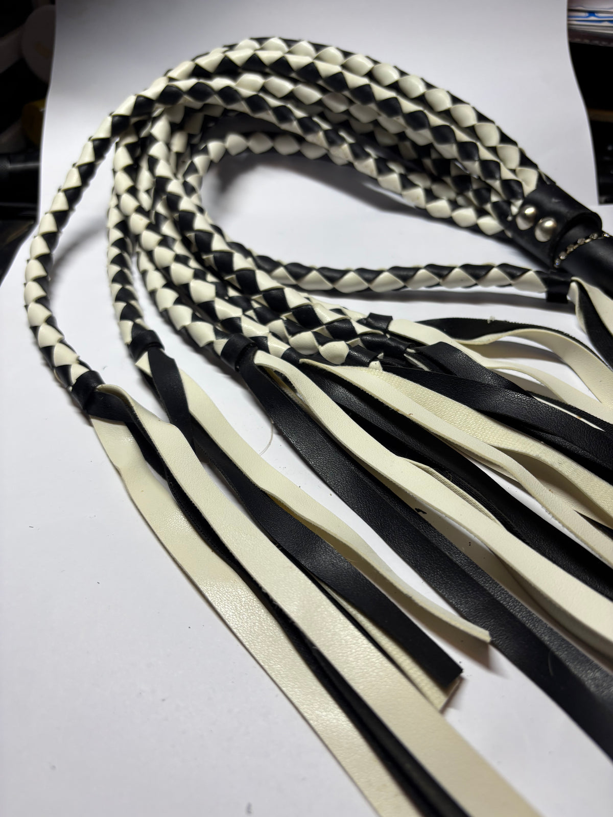 FOUET TRESSÉ NOIR & BLANC – GRAND MODÈLE 76 CM ✨