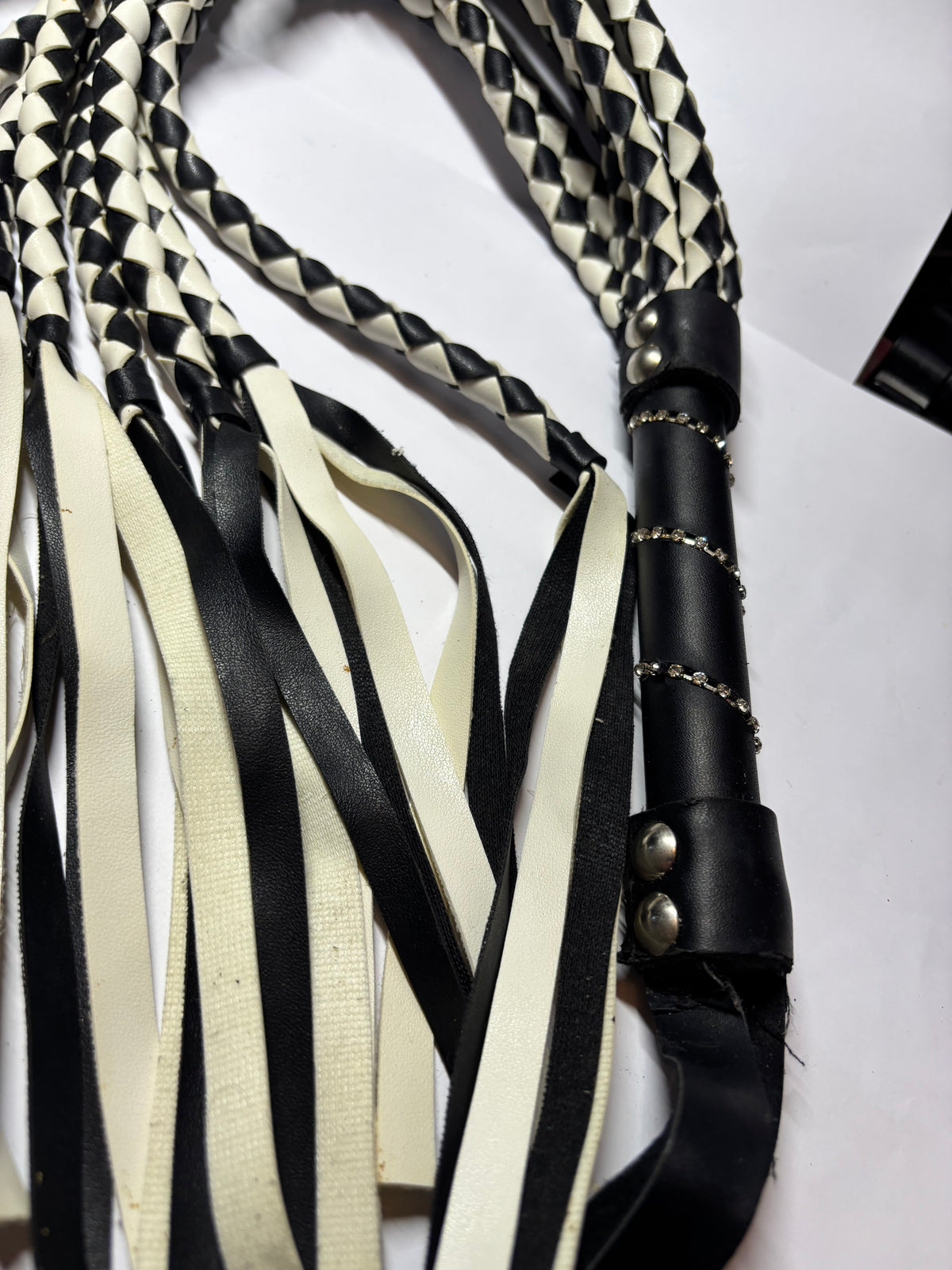 FOUET TRESSÉ NOIR & BLANC – GRAND MODÈLE 76 CM ✨