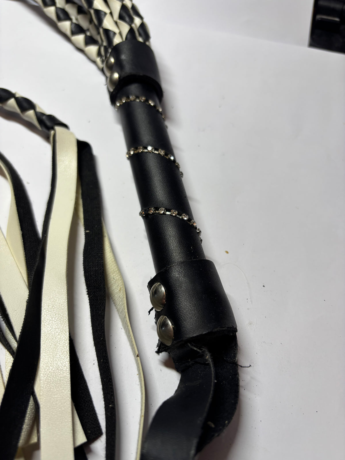 FOUET TRESSÉ NOIR & BLANC – GRAND MODÈLE 76 CM ✨
