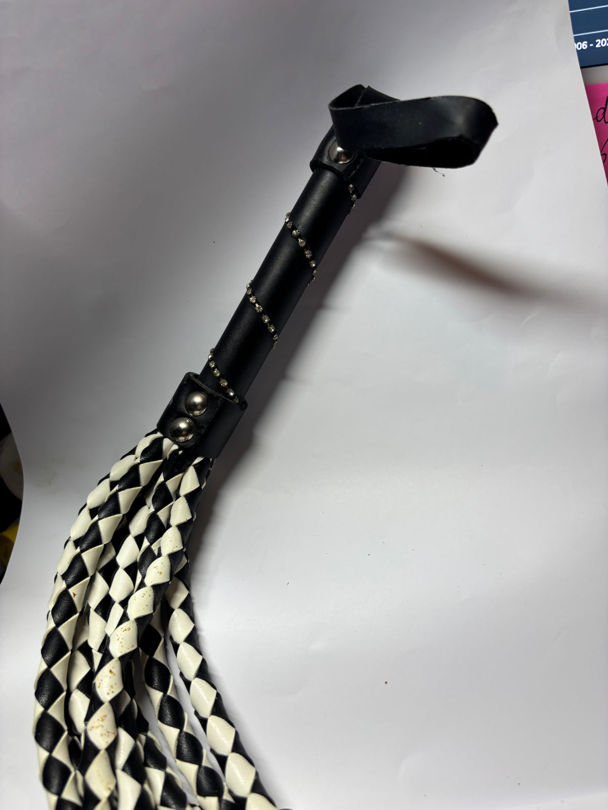 FOUET TRESSÉ NOIR & BLANC – GRAND MODÈLE 76 CM ✨