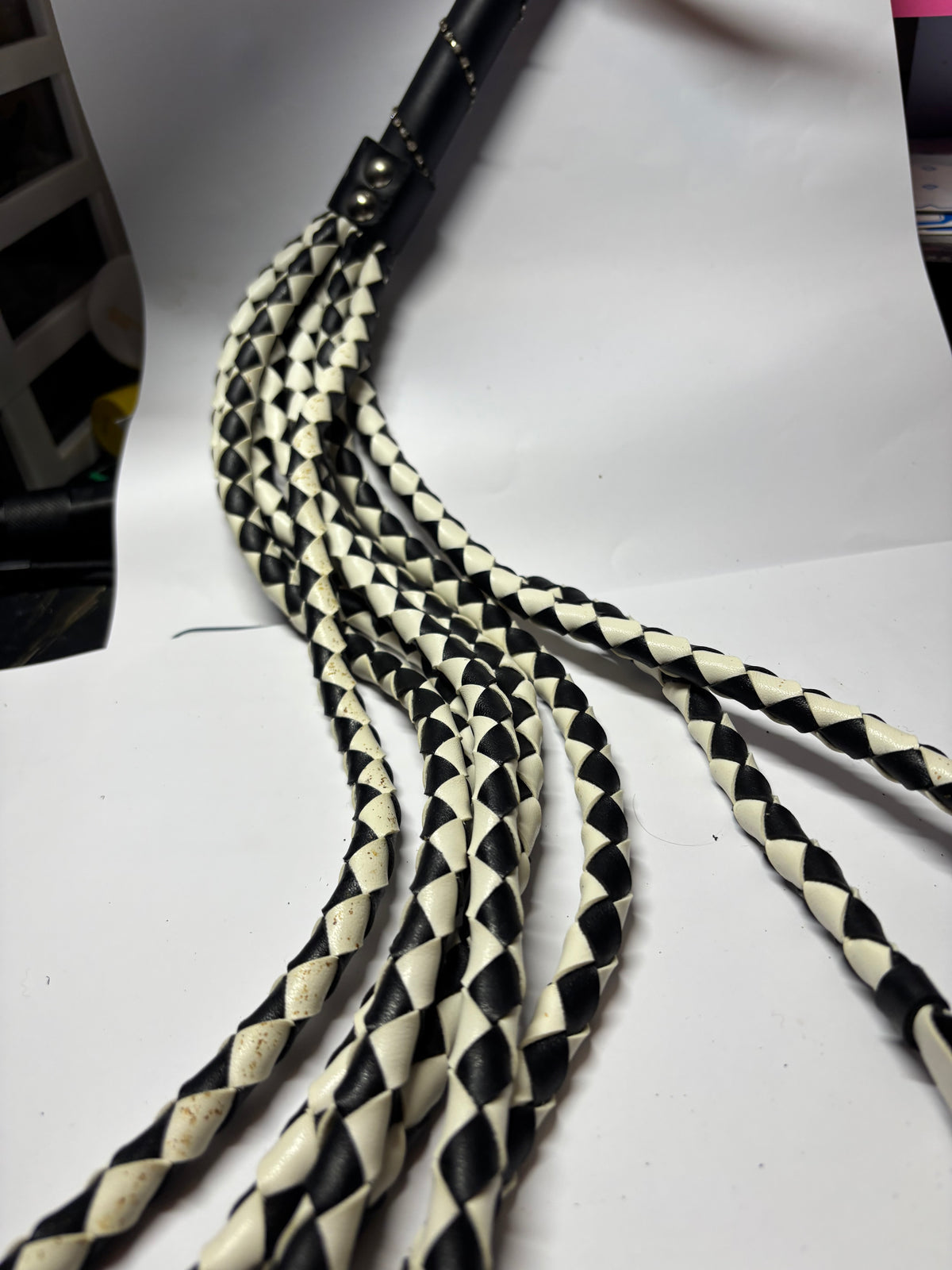 FOUET TRESSÉ NOIR & BLANC – GRAND MODÈLE 76 CM ✨