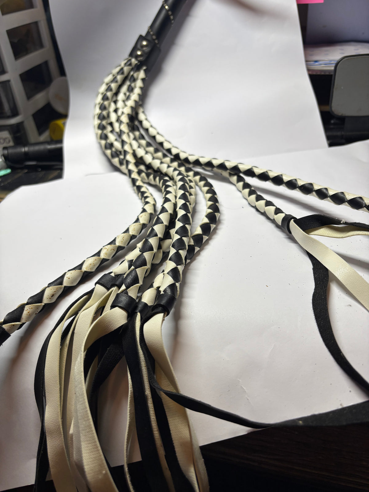 FOUET TRESSÉ NOIR & BLANC – GRAND MODÈLE 76 CM ✨