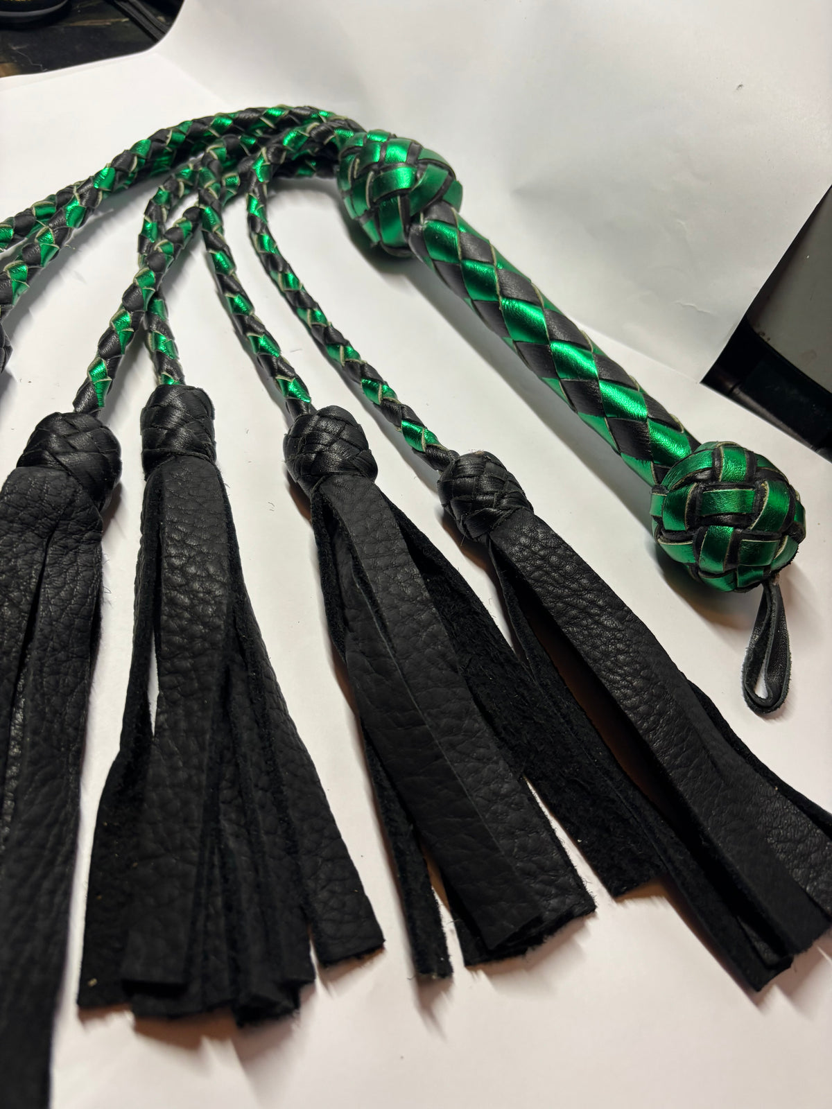 FOUET VERT &amp; NOIR PREMIUM – 6 BRANCHES TRESSÉES