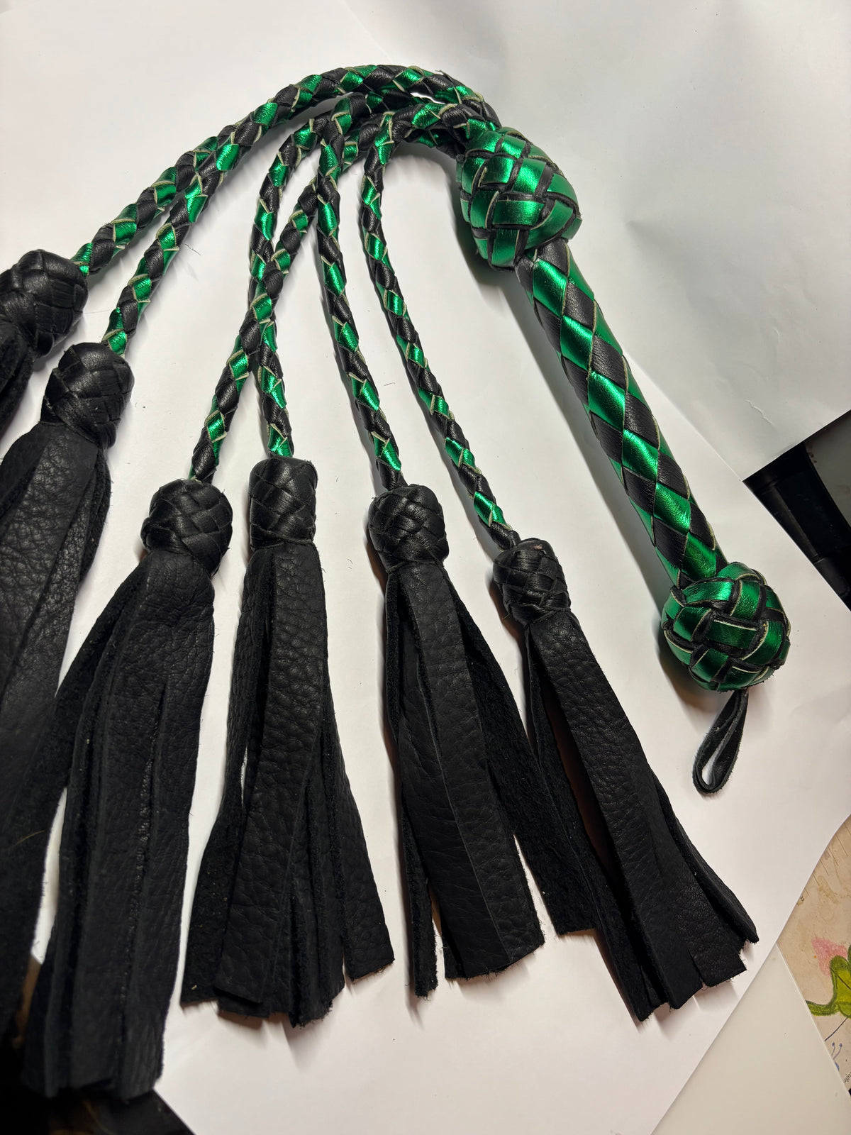 FOUET VERT &amp; NOIR PREMIUM – 6 BRANCHES TRESSÉES