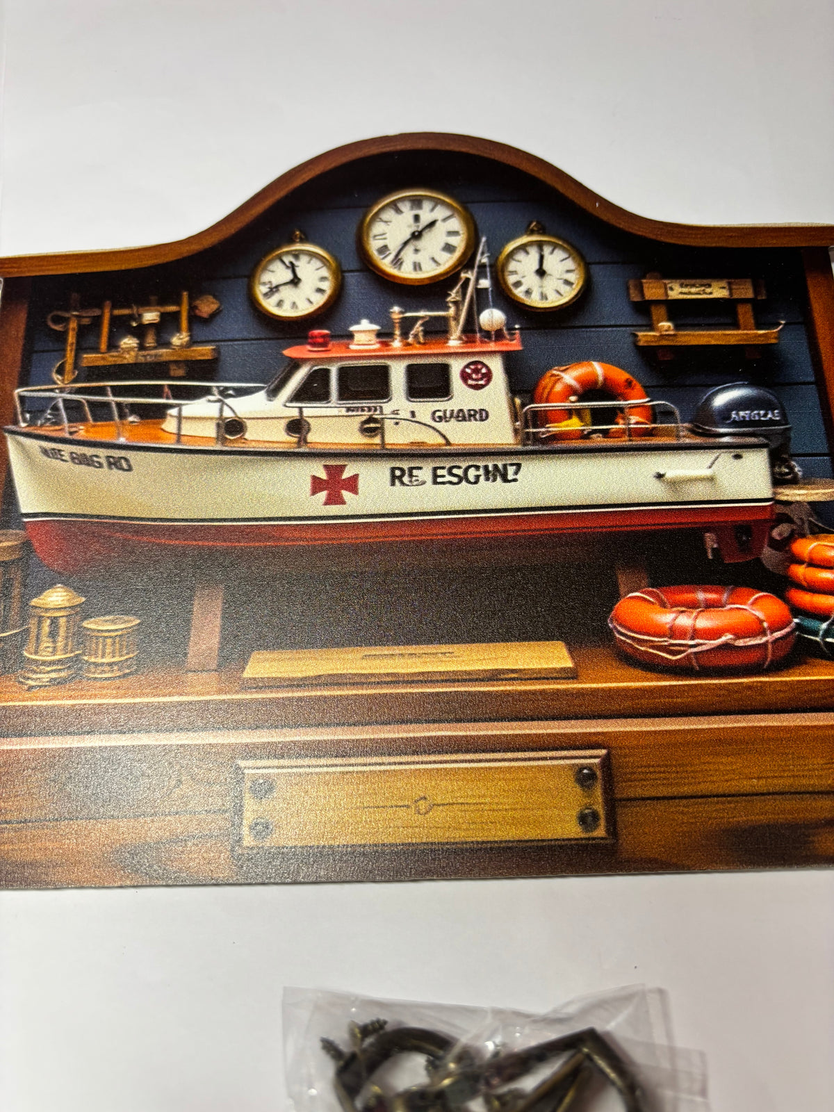 PORTE-CLÉS MURAL TROMPE-L’ŒIL – BATEAU DE SAUVETAGE VINTAGE