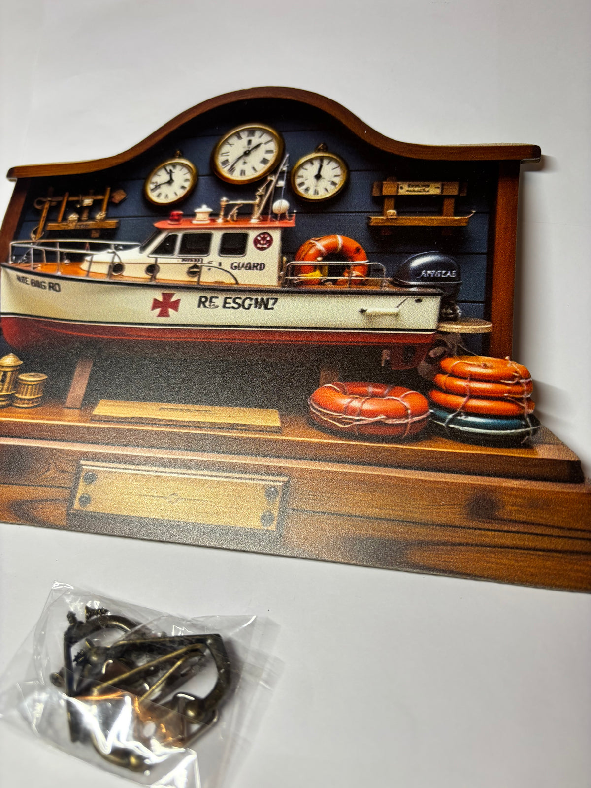 PORTE-CLÉS MURAL TROMPE-L’ŒIL – BATEAU DE SAUVETAGE VINTAGE