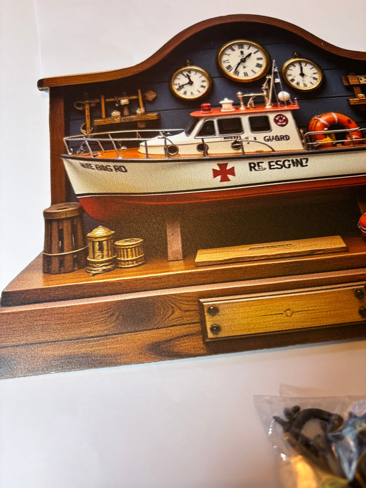 PORTE-CLÉS MURAL TROMPE-L’ŒIL – BATEAU DE SAUVETAGE VINTAGE