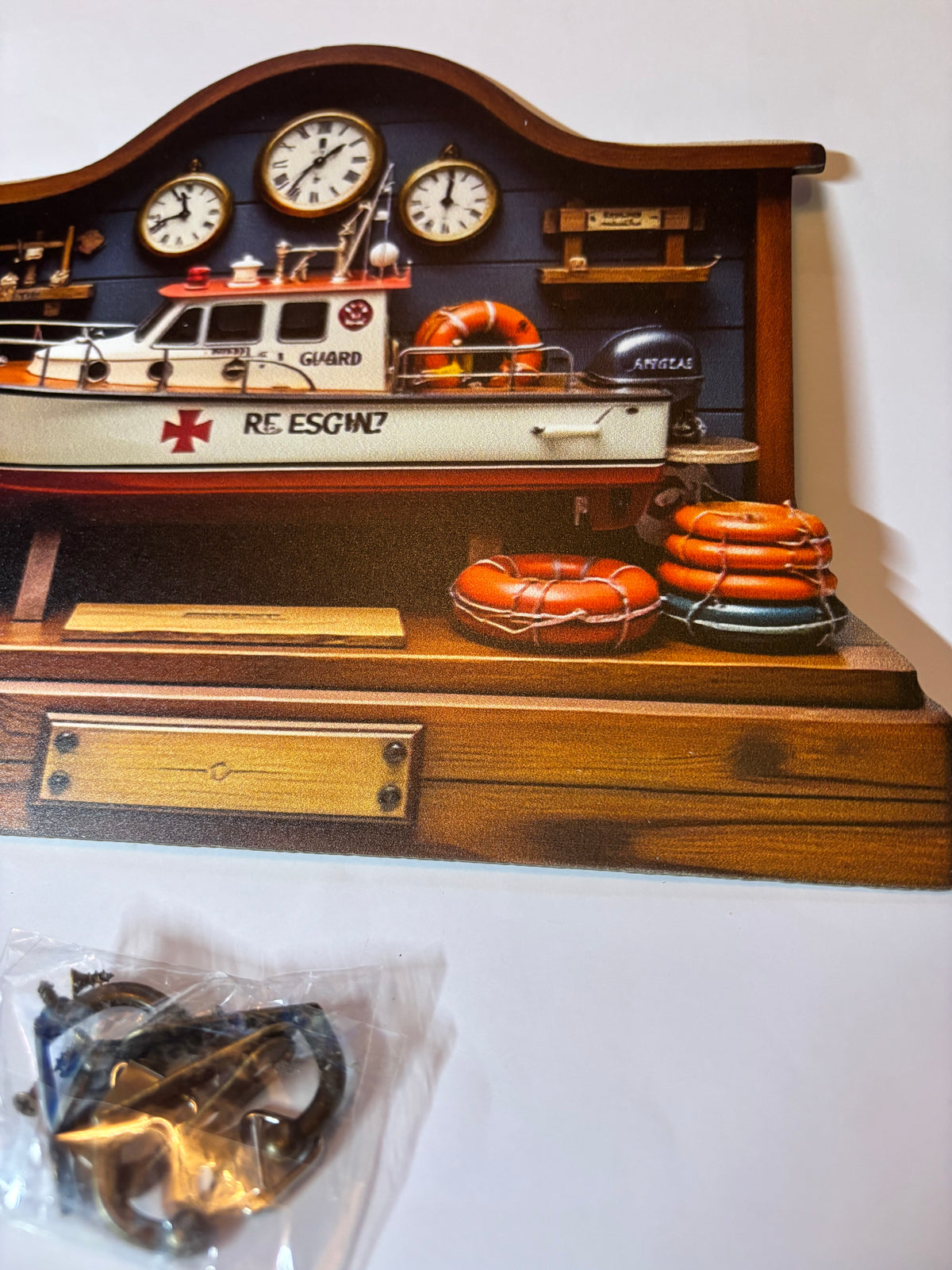 PORTE-CLÉS MURAL TROMPE-L’ŒIL – BATEAU DE SAUVETAGE VINTAGE