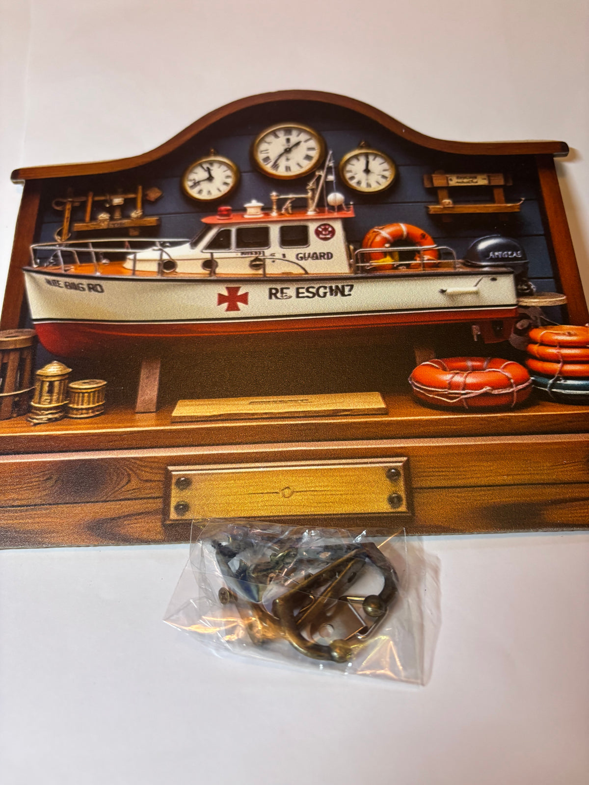 PORTE-CLÉS MURAL TROMPE-L’ŒIL – BATEAU DE SAUVETAGE VINTAGE