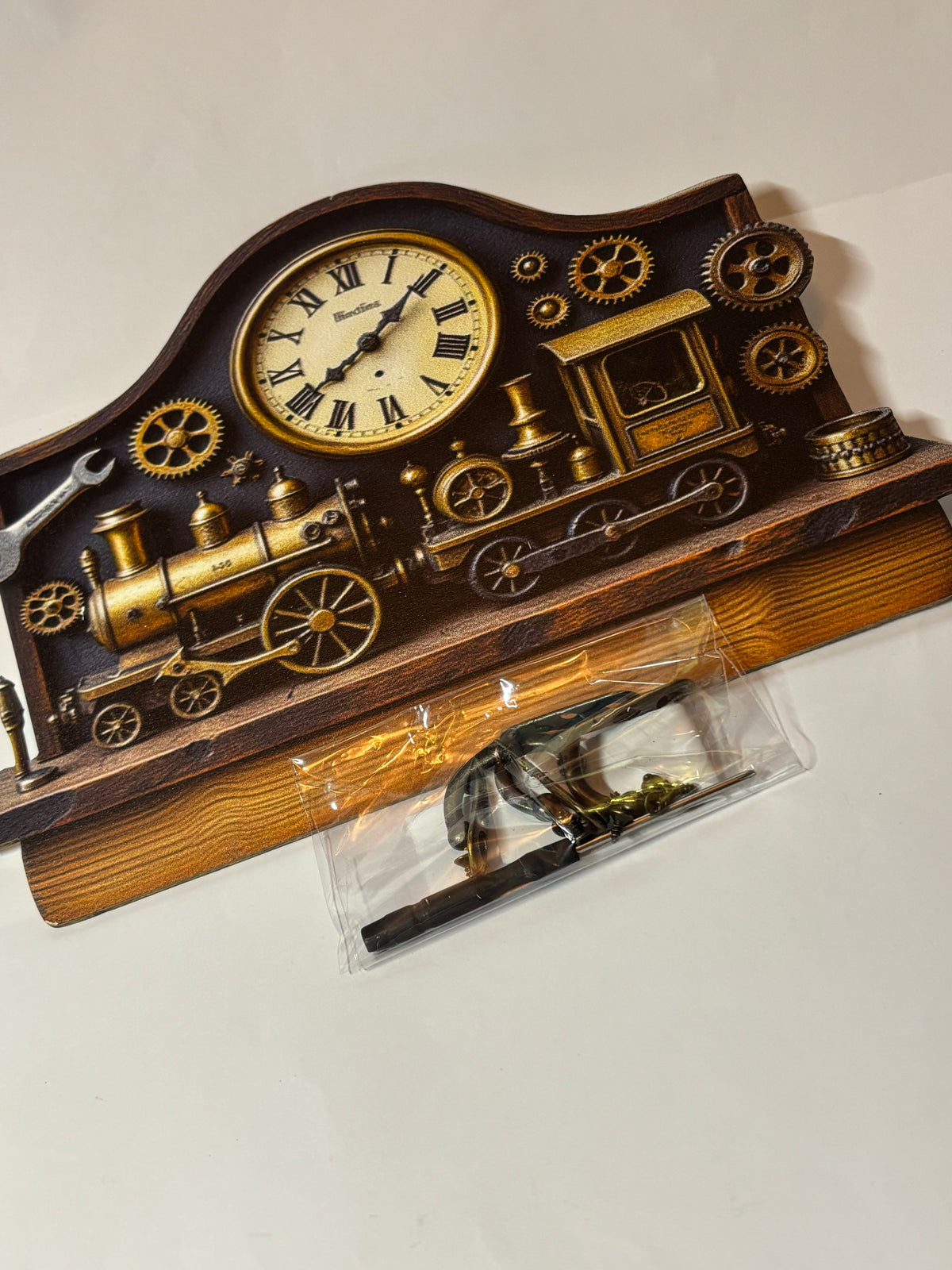 ✨ PORTE-CLÉS MURAL TROMPE-L’ŒIL – LOCOMOTIVE VINTAGE 🚂⚙️ ✨