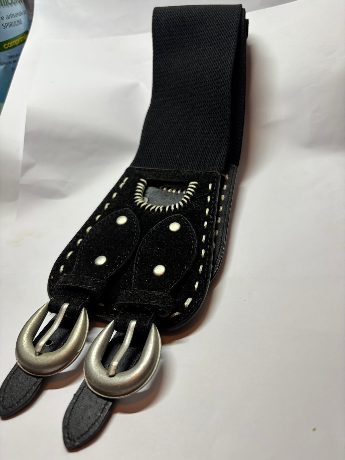 Ceinture large de cent cinq  centimètres.