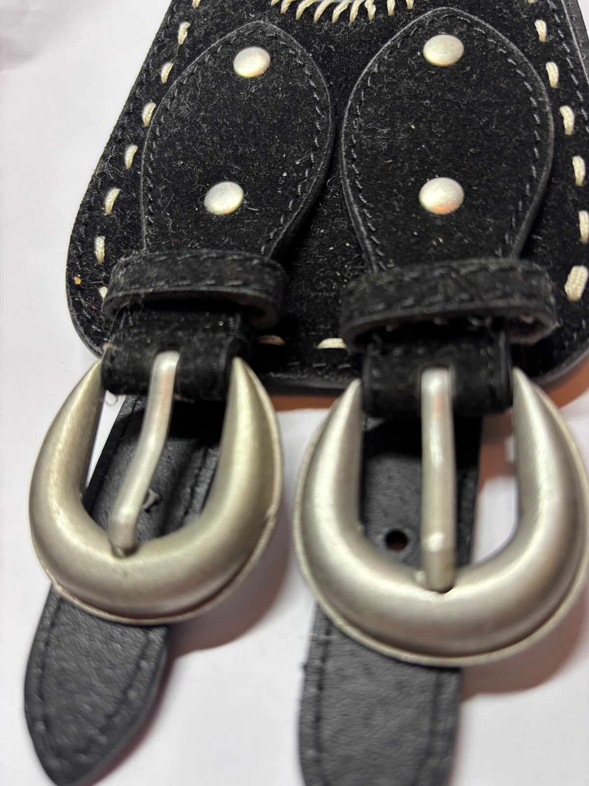 Ceinture large de cent cinq  centimètres.
