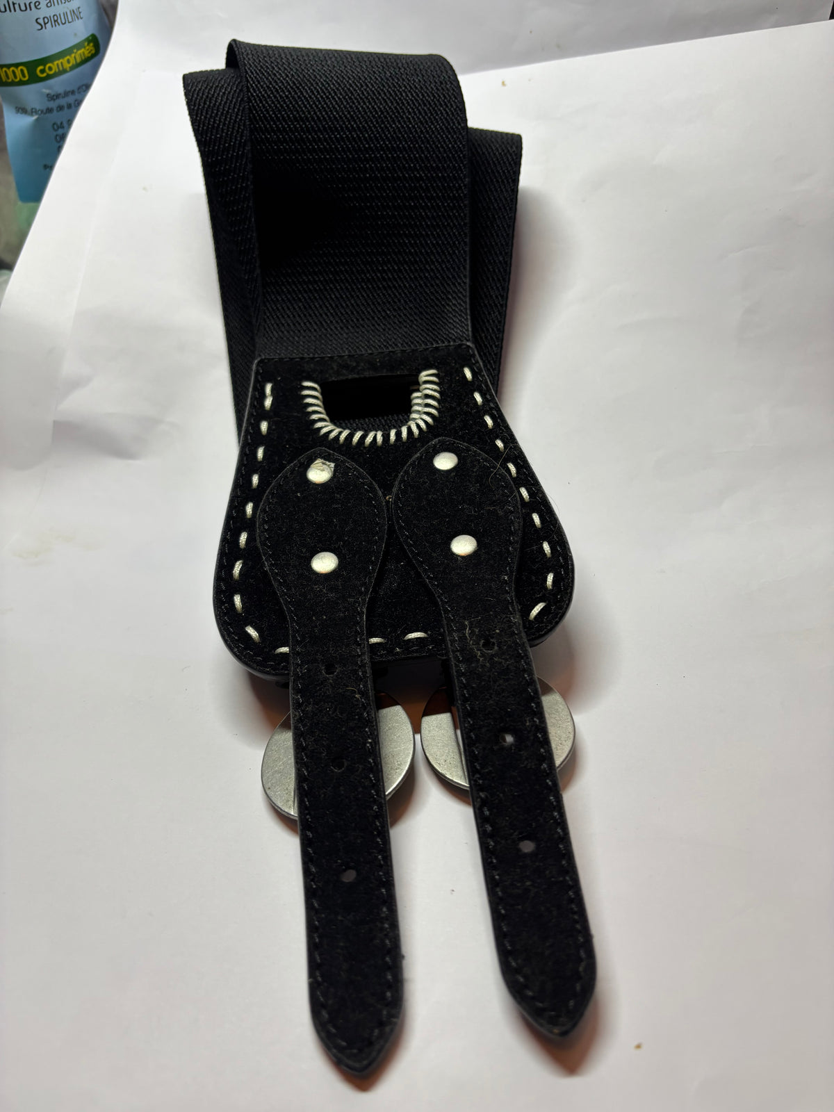 Ceinture large de cent cinq  centimètres.