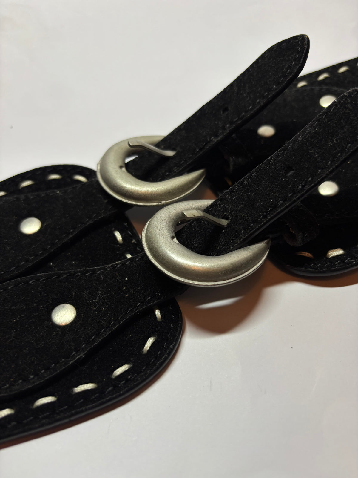 Ceinture large de cent cinq  centimètres.