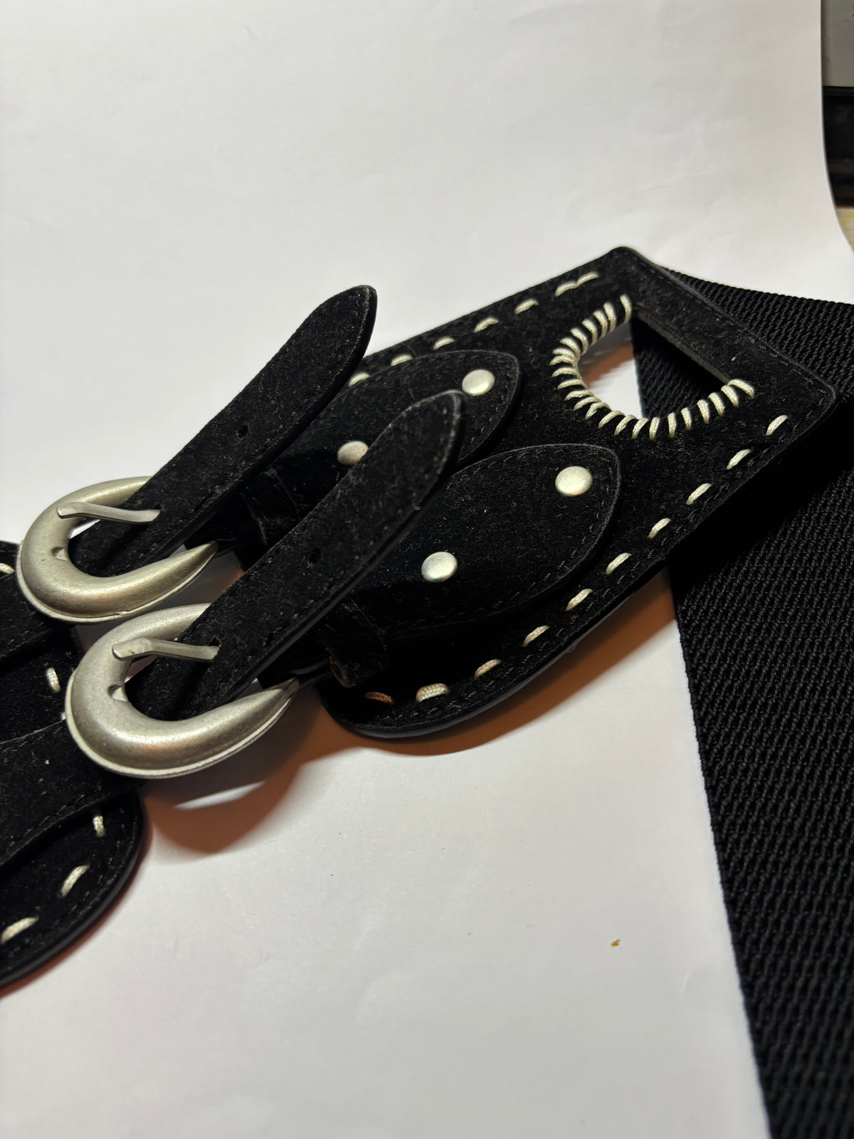 Ceinture large de cent cinq  centimètres.