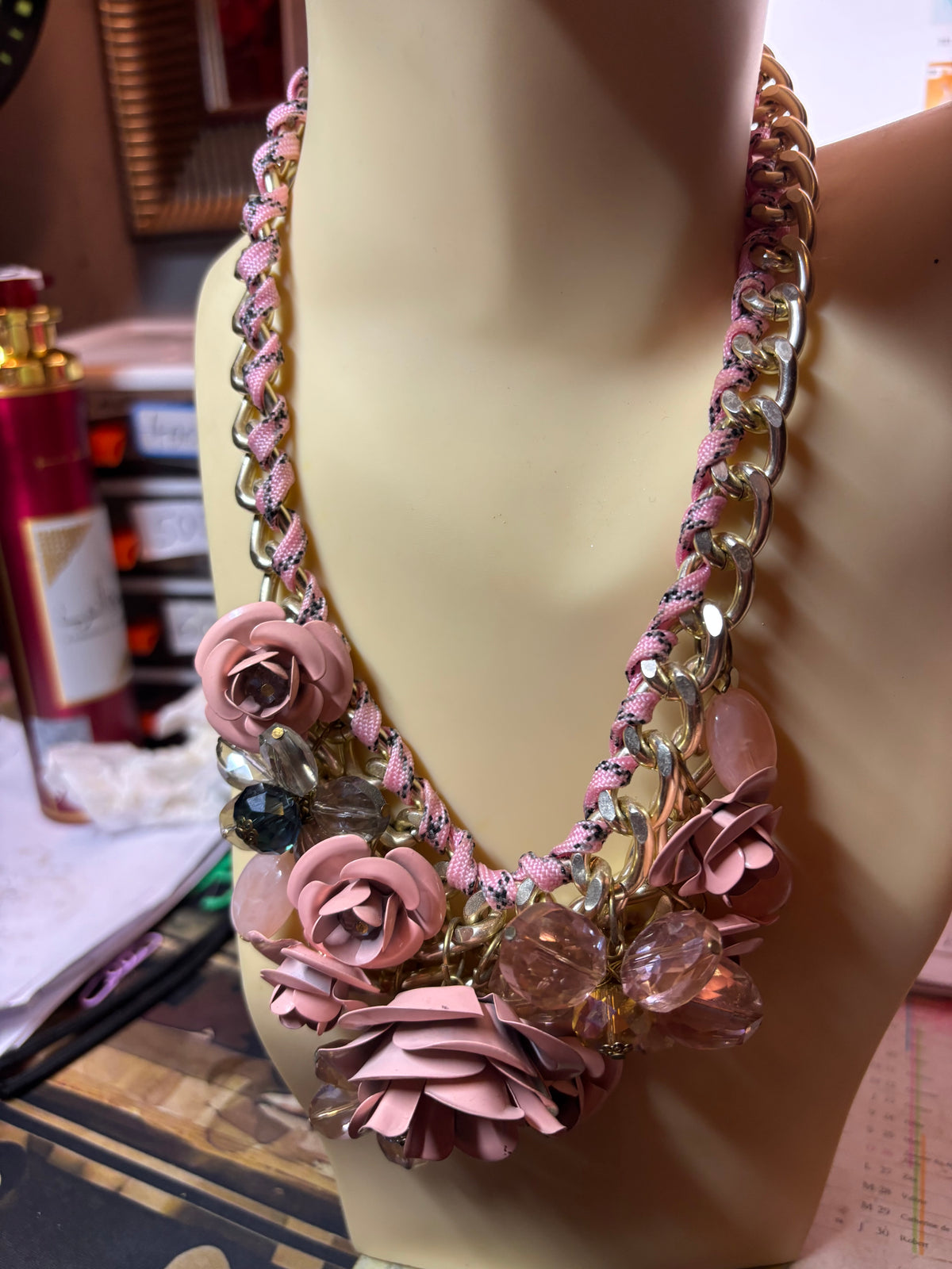 Collier de fleurs métal et pierres
