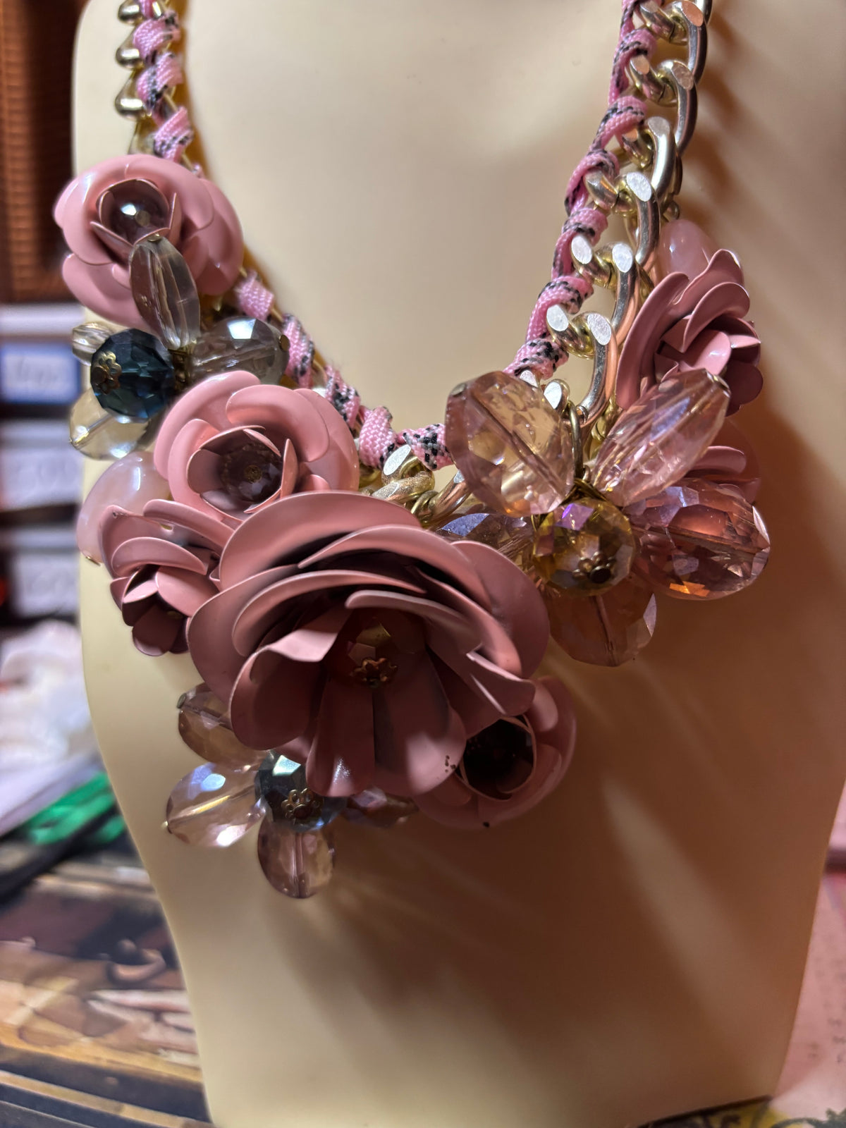 Collier de fleurs métal et pierres