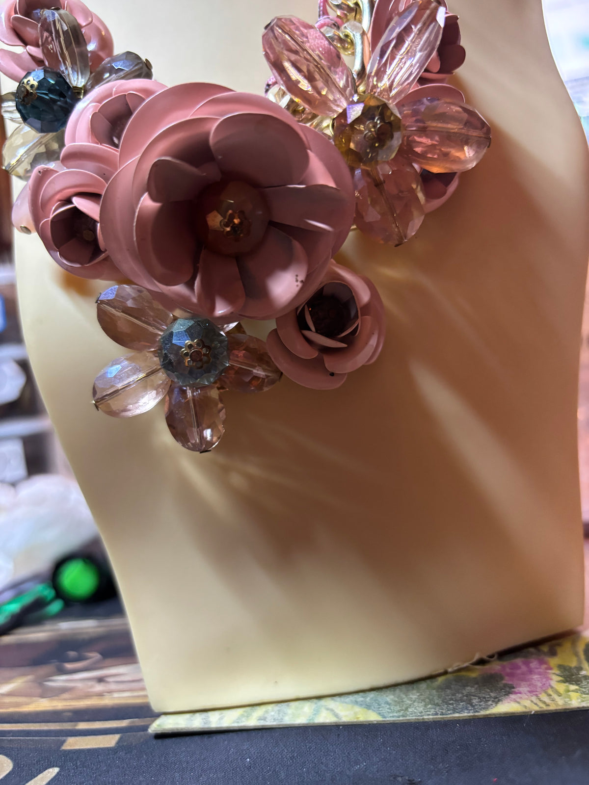 Collier de fleurs métal et pierres