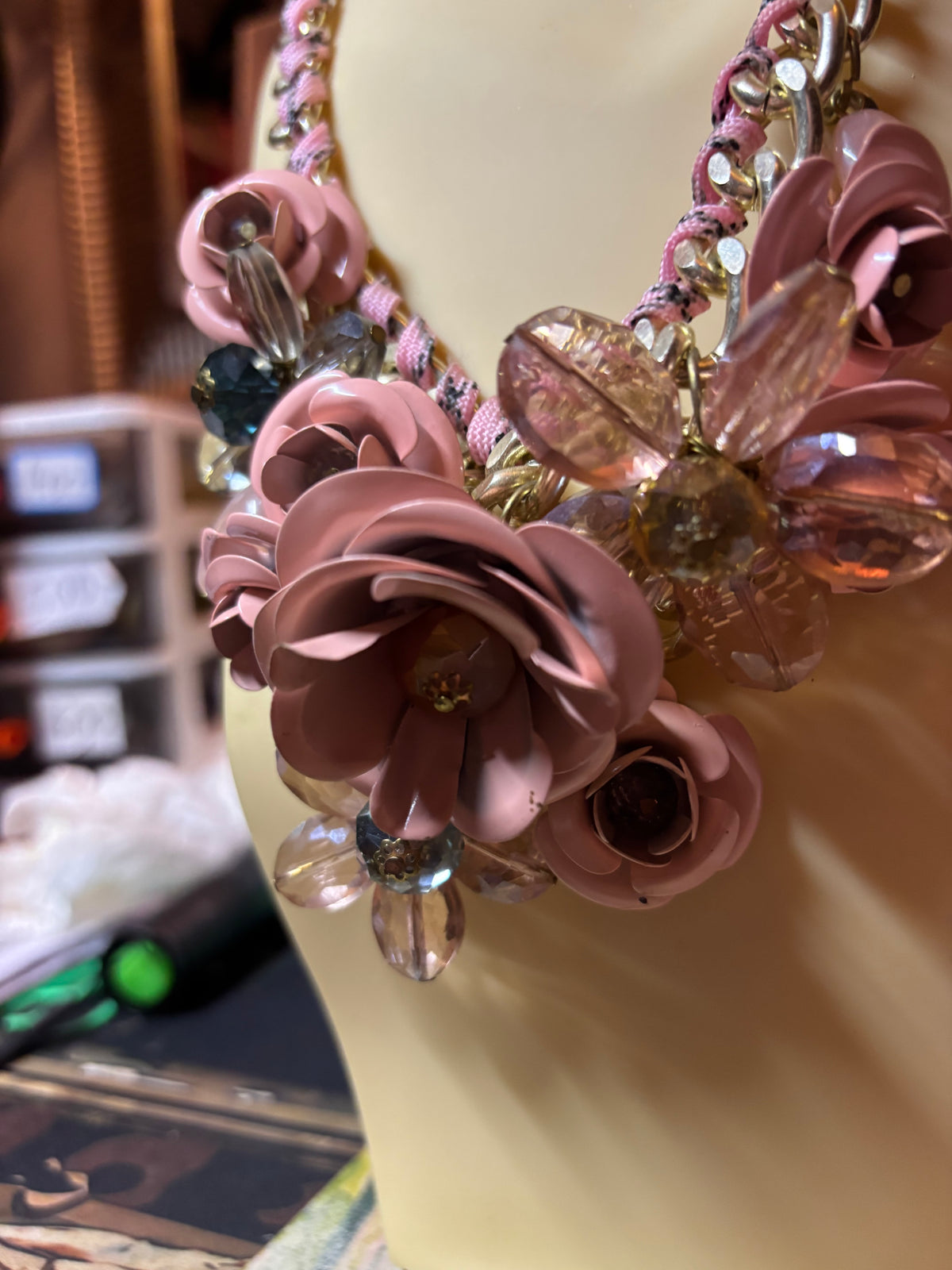 Collier de fleurs métal et pierres