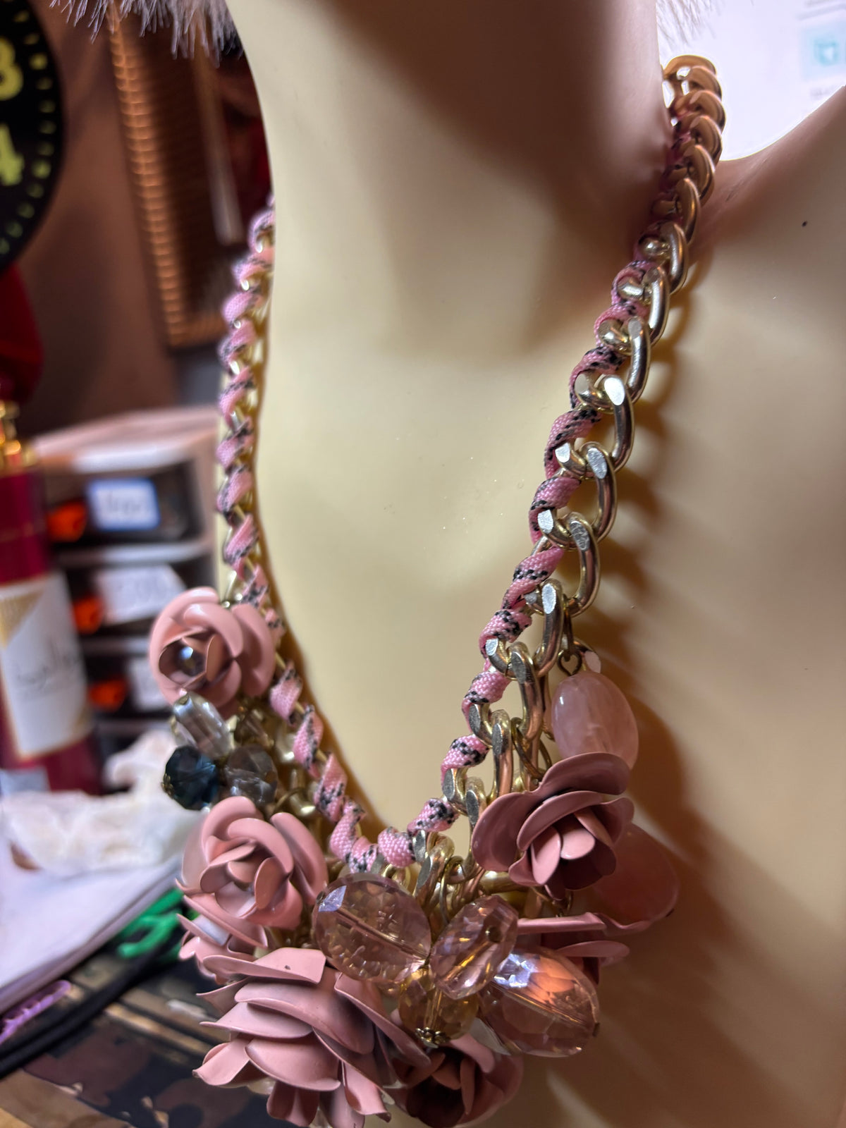Collier de fleurs métal et pierres