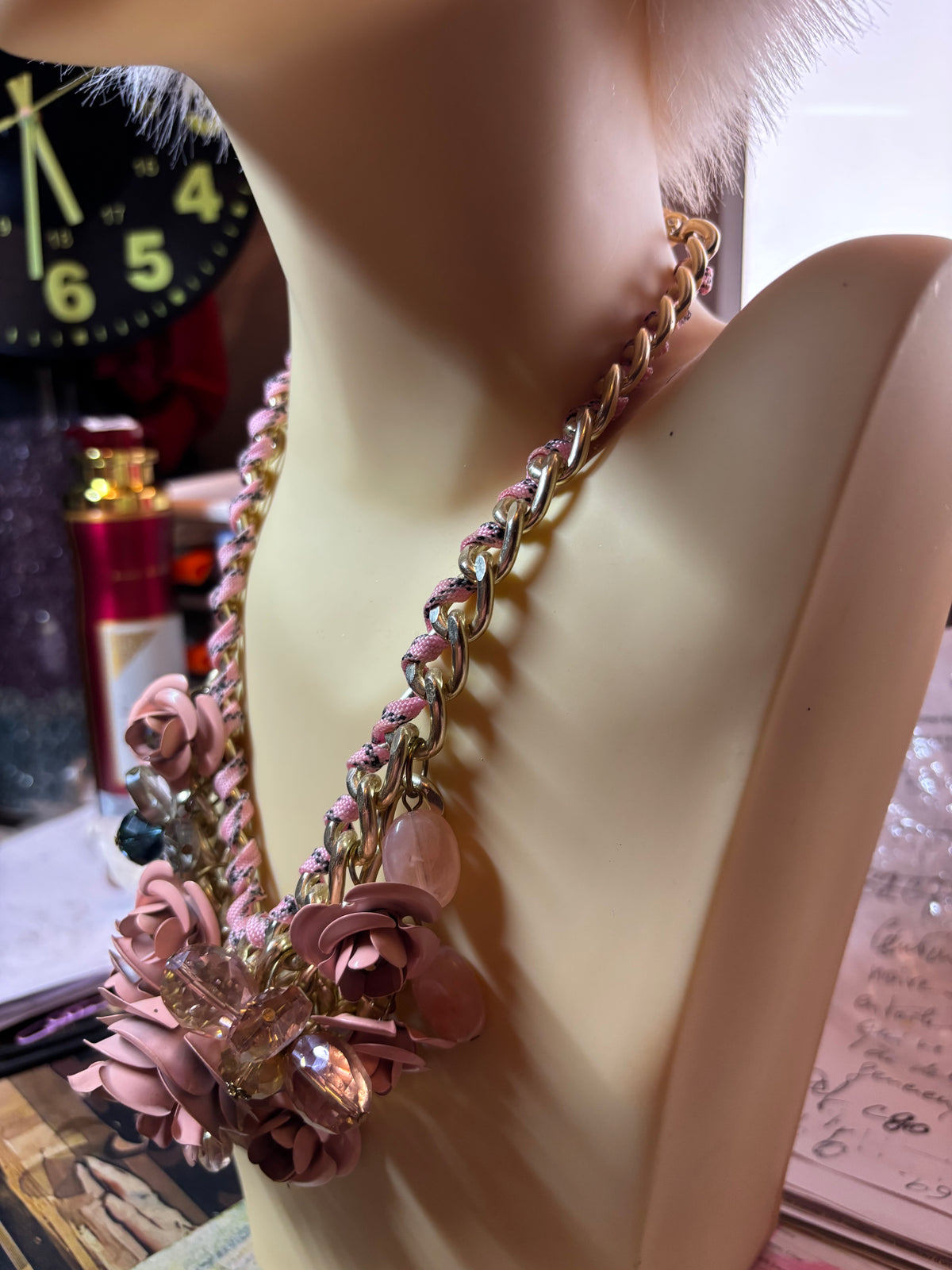 Collier de fleurs métal et pierres