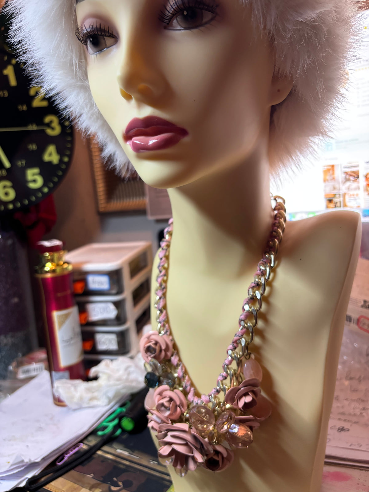 Collier de fleurs métal et pierres