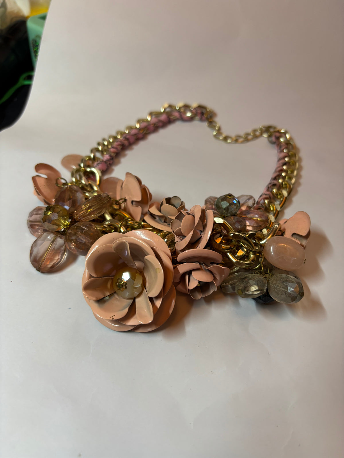 Collier de fleurs métal et pierres