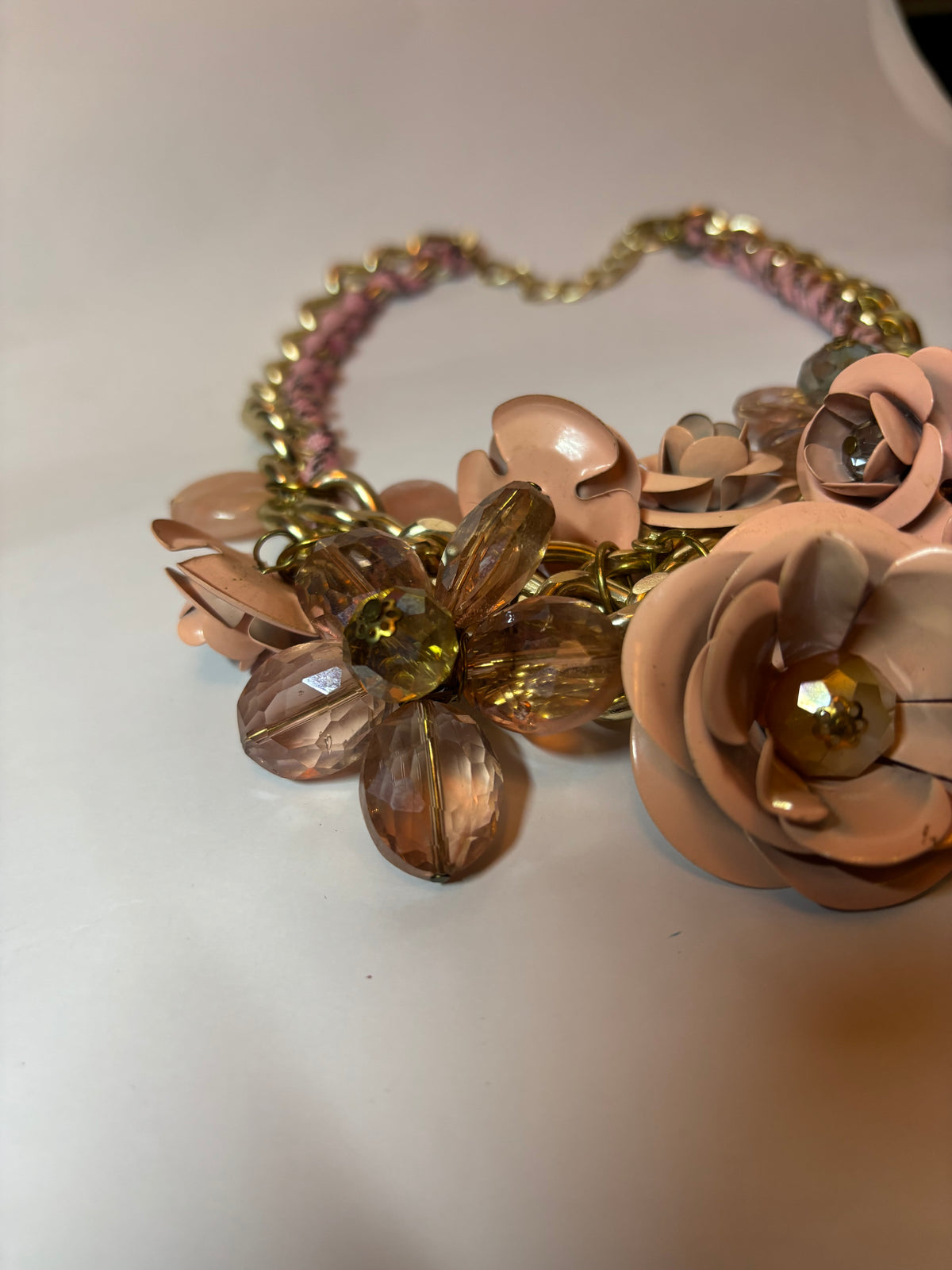 Collier de fleurs métal et pierres