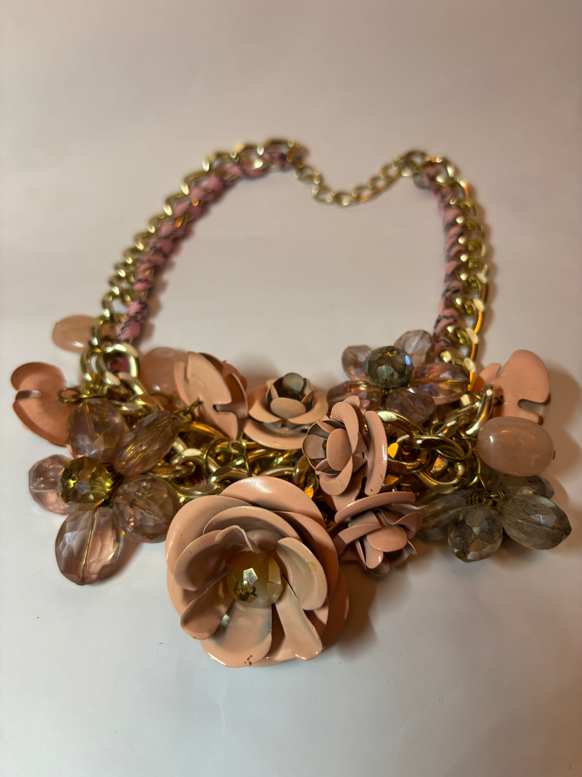 Collier de fleurs métal et pierres