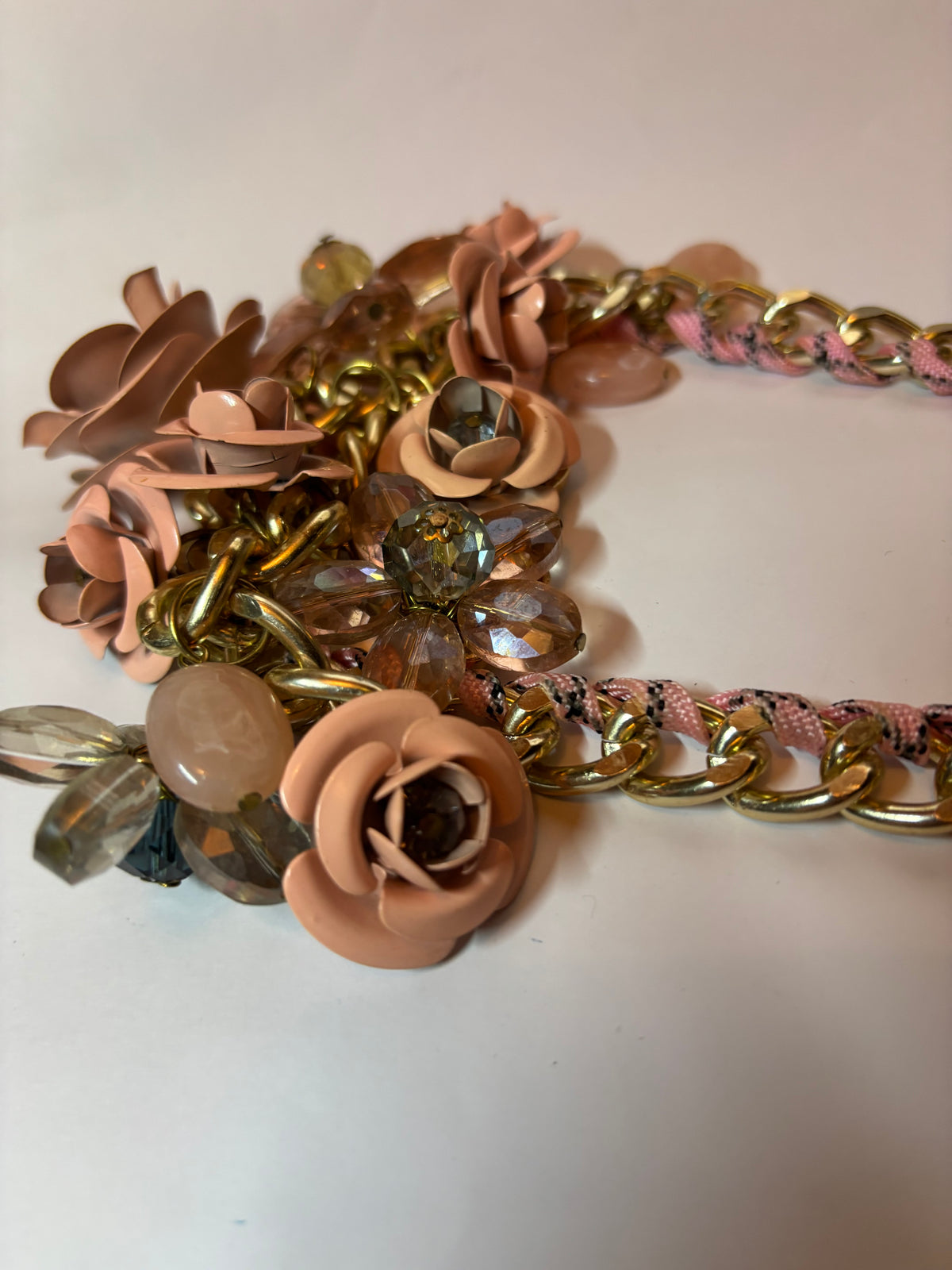 Collier de fleurs métal et pierres