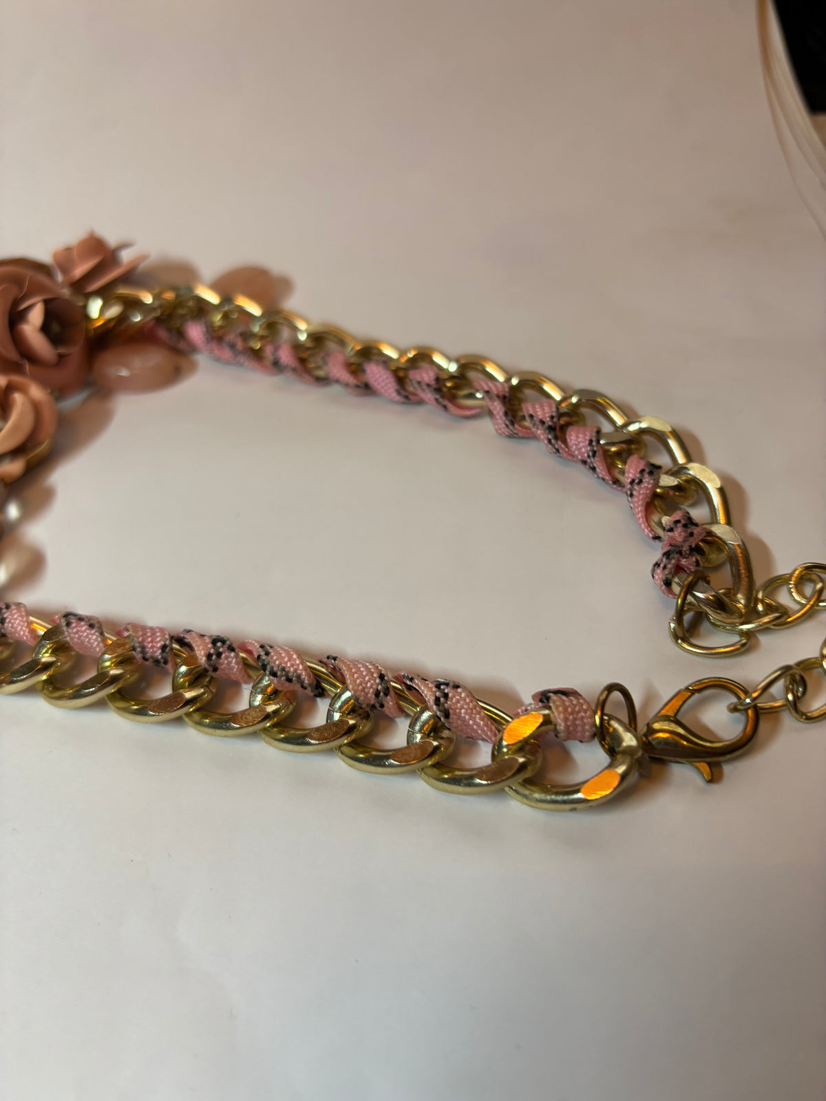 Collier de fleurs métal et pierres