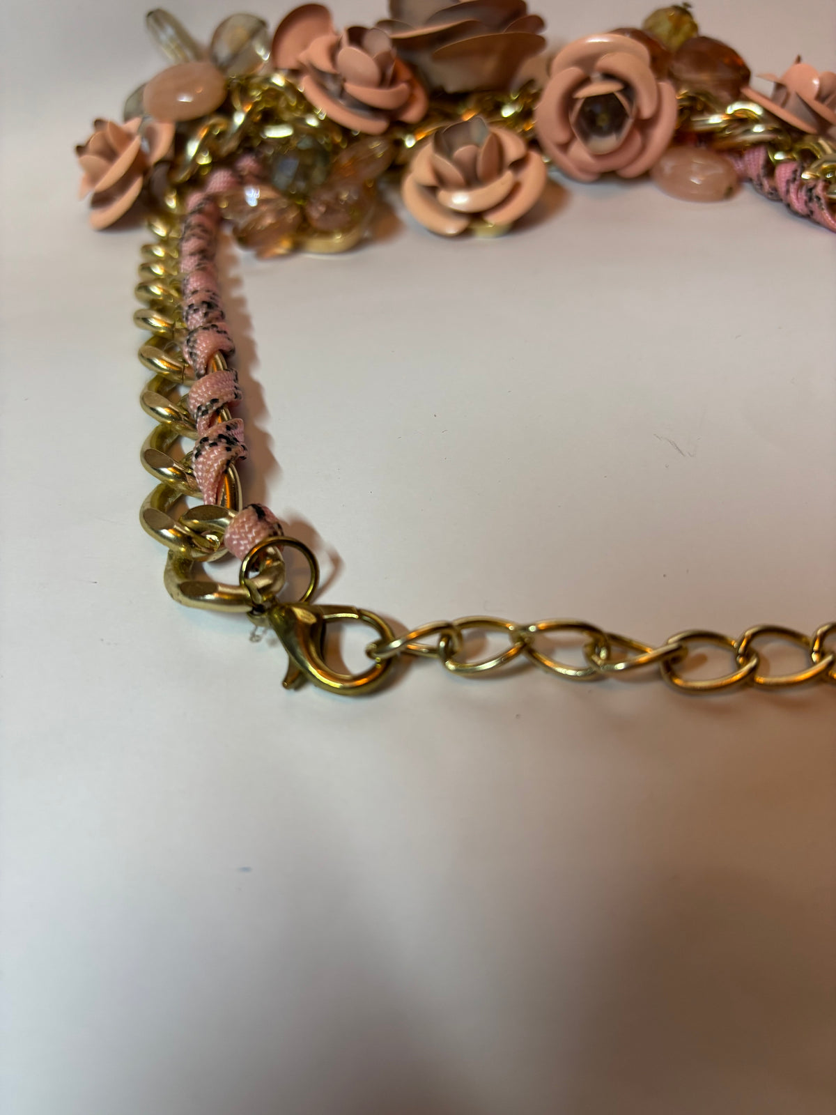 Collier de fleurs métal et pierres