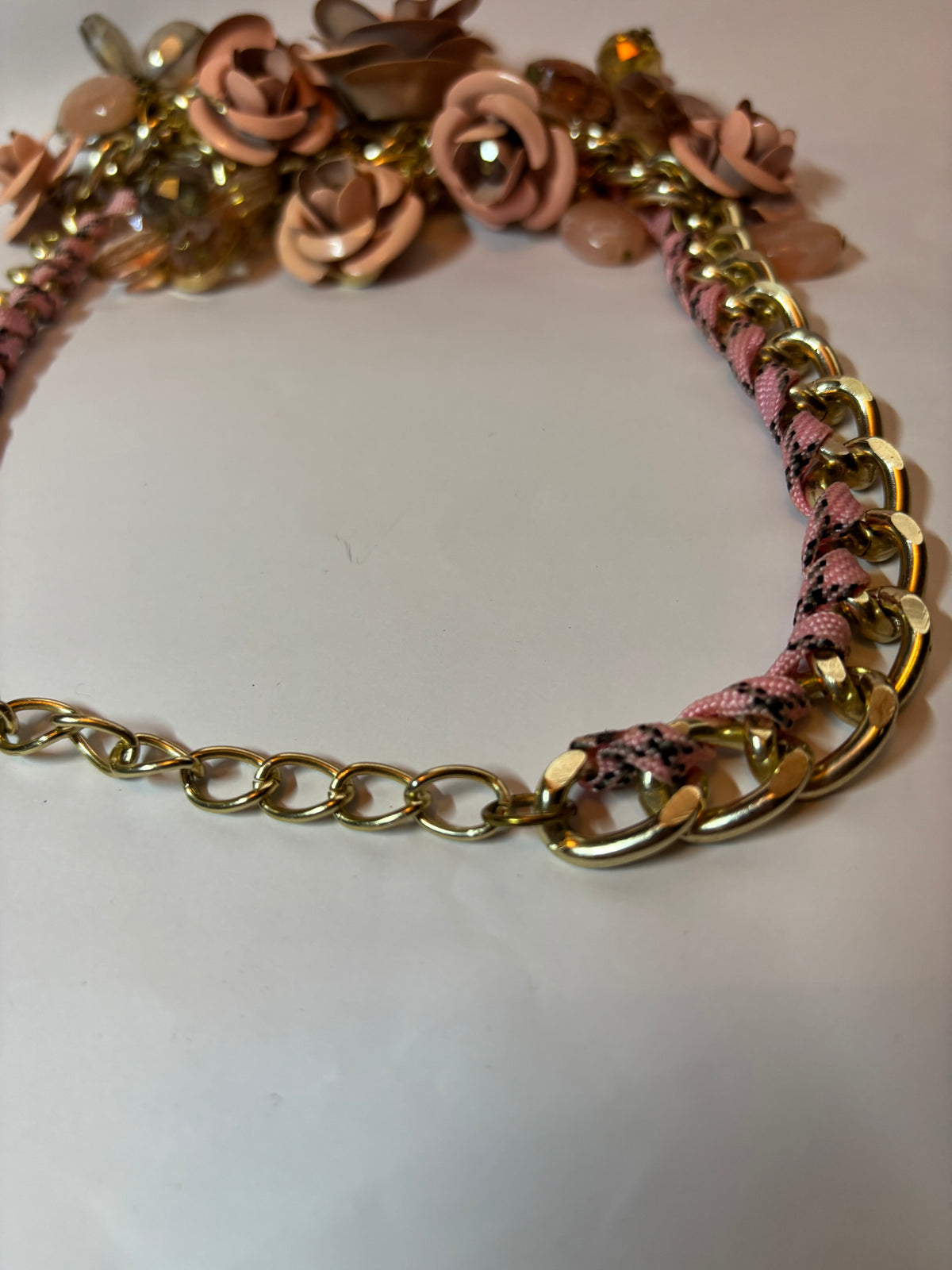 Collier de fleurs métal et pierres