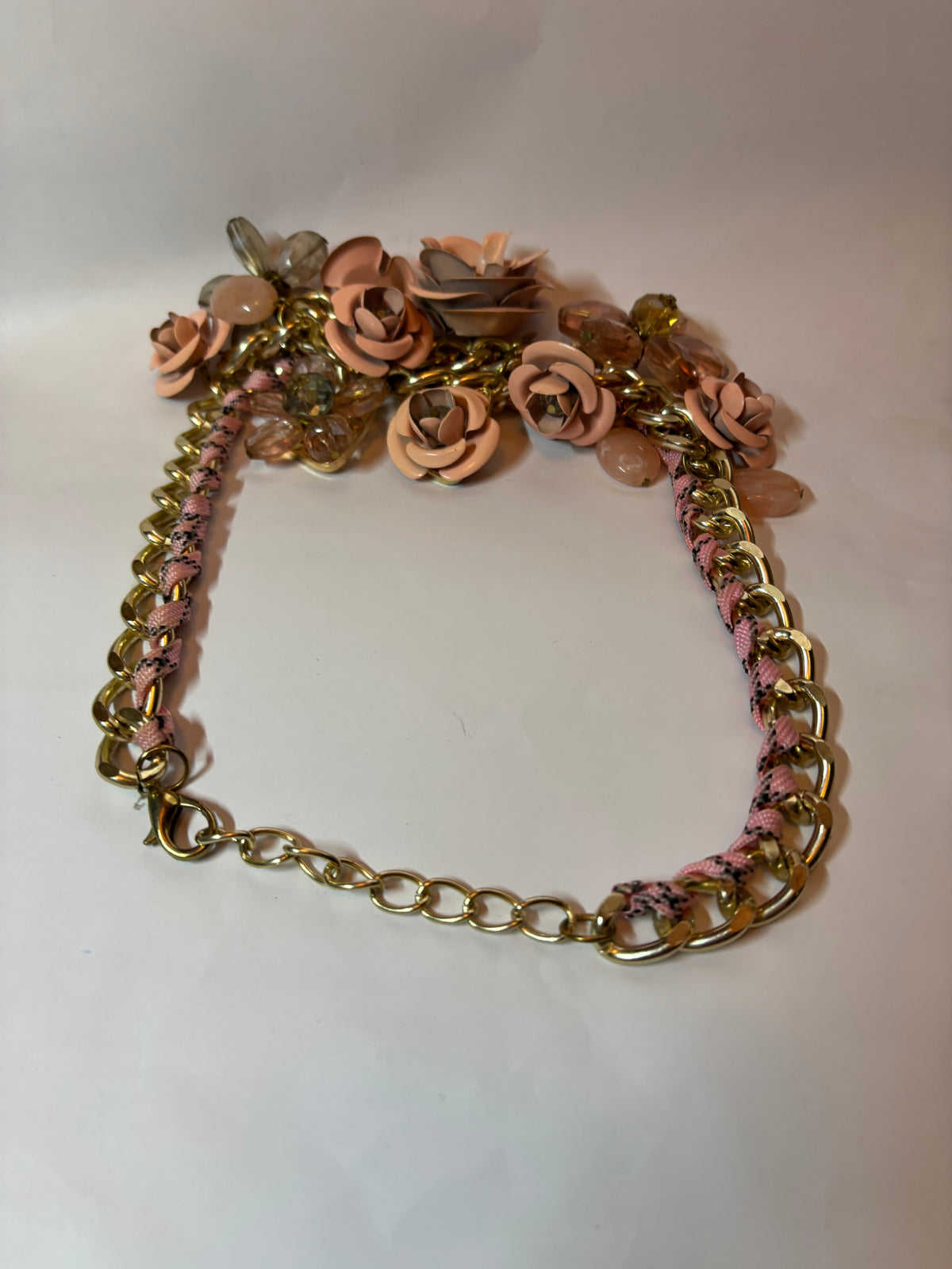 Collier de fleurs métal et pierres