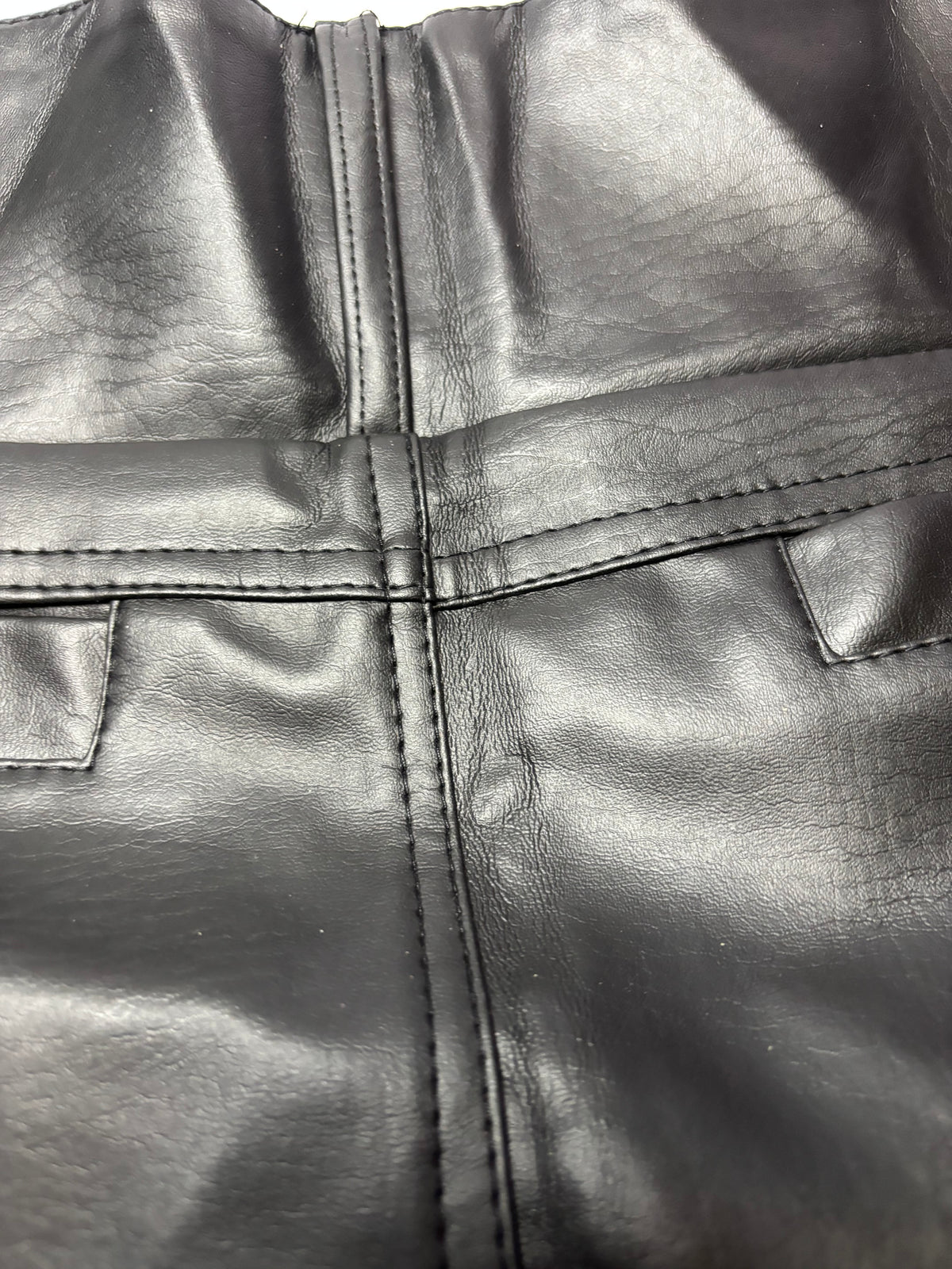 MINI-JUPE CHASE NOIRE EFFET CUIR – TAILLE S (34/36) – NEUVE AVEC ÉTIQUETTE 🔥