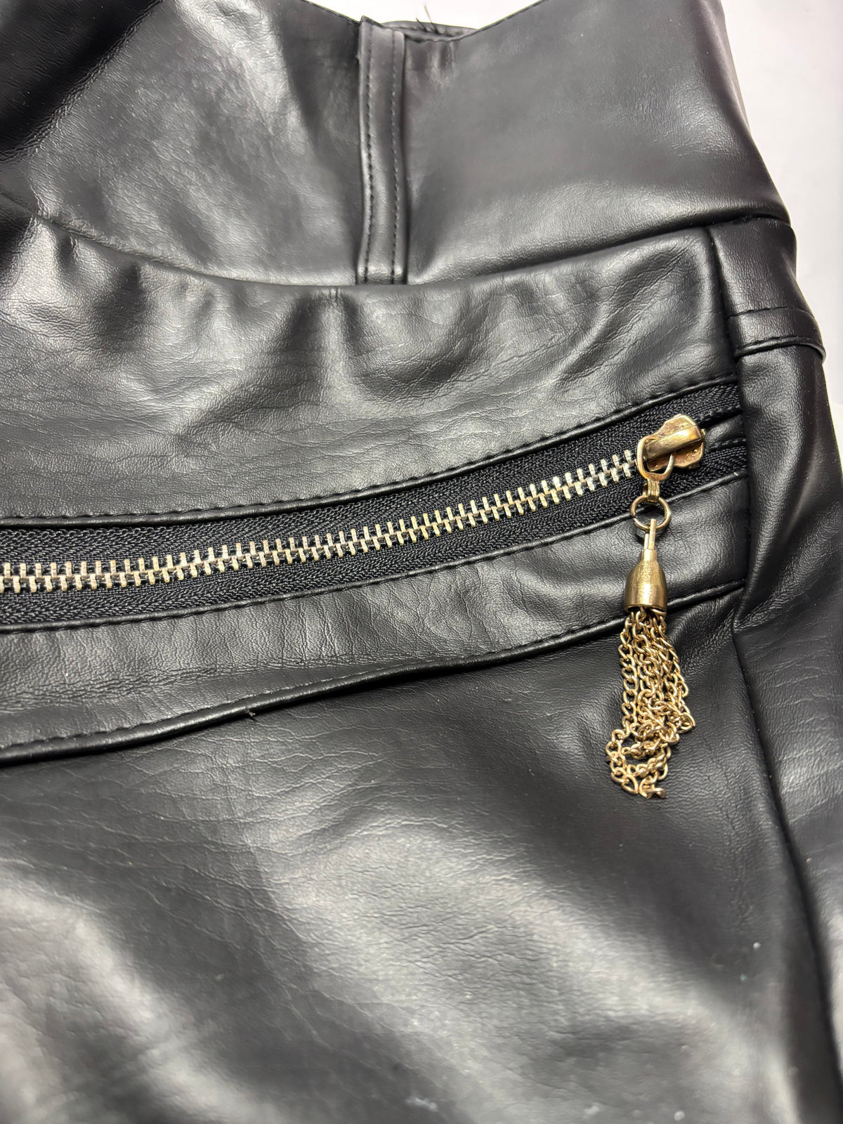 MINI-JUPE CHASE NOIRE EFFET CUIR – TAILLE S (34/36) – NEUVE AVEC ÉTIQUETTE 🔥